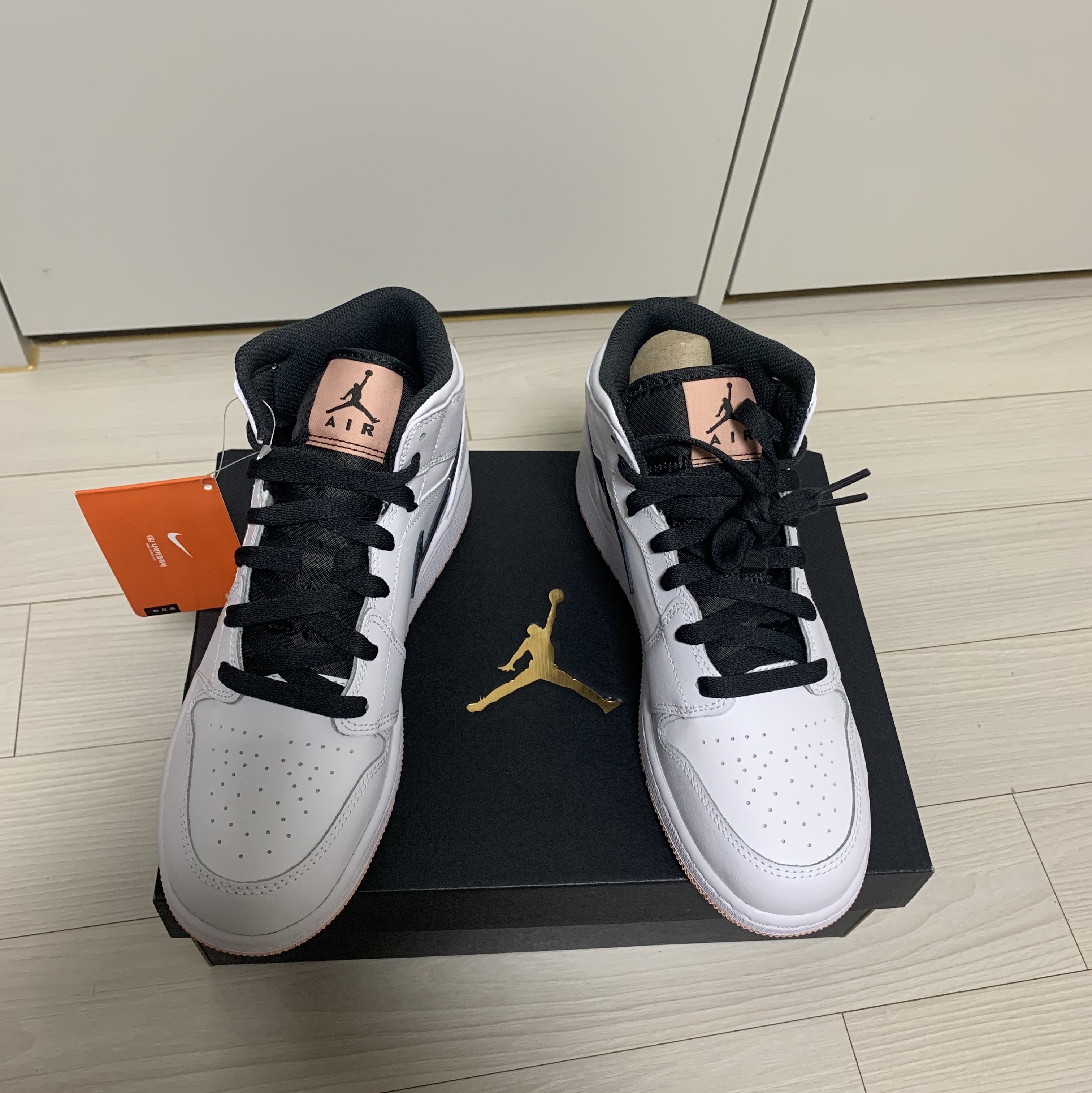 (GS) Jordan 1 Mid White Arctic Orange 착용 스타일 - 2