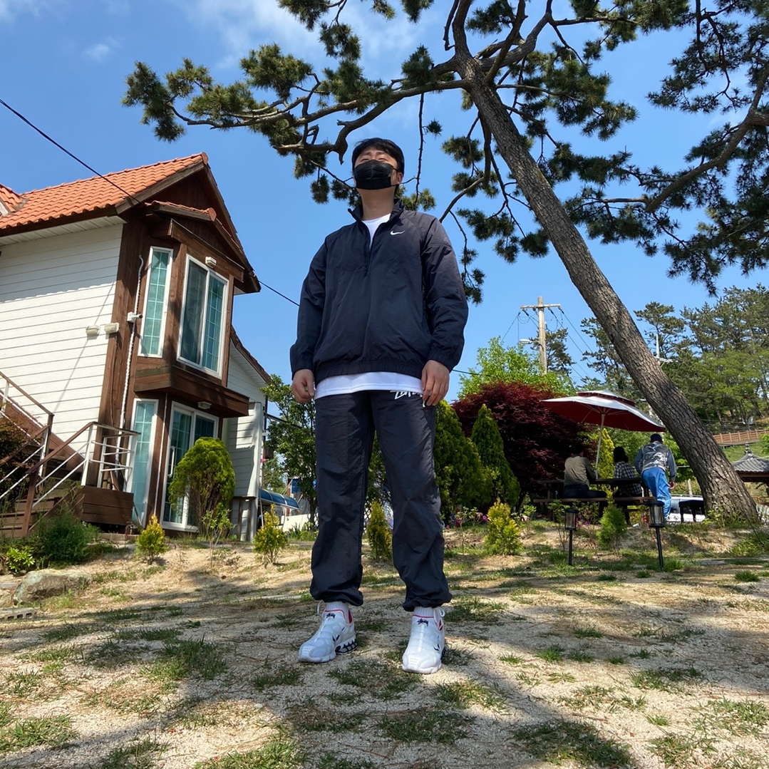 Nike x Stussy Windrunner Jacket Off Noir, Nike x Stussy Beach Pants Off Noir 착용 스타일 - 1