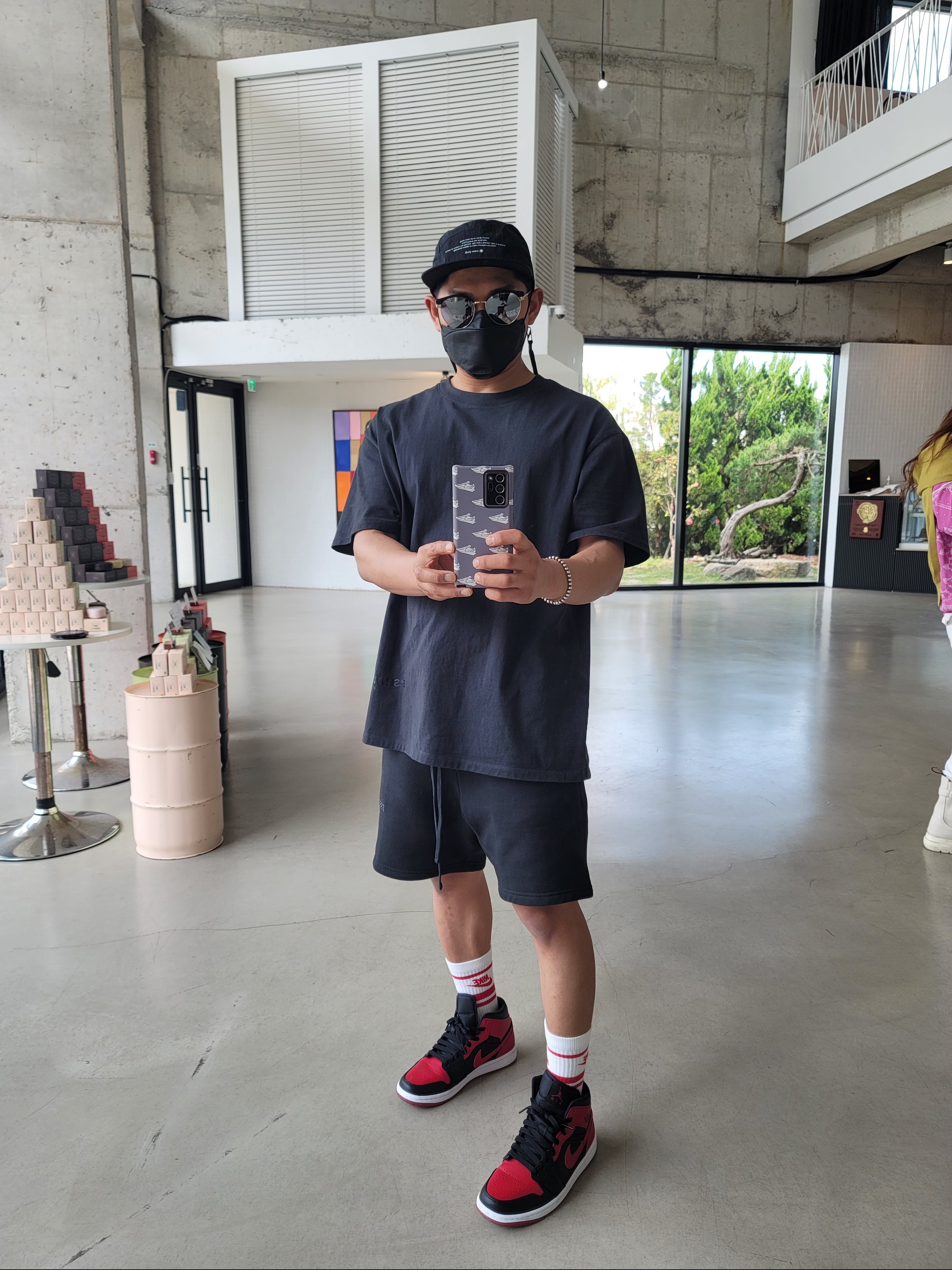 Essentials Sweatshorts Black 2020, Jordan 1 Mid Bred Banned 2020 착용 스타일