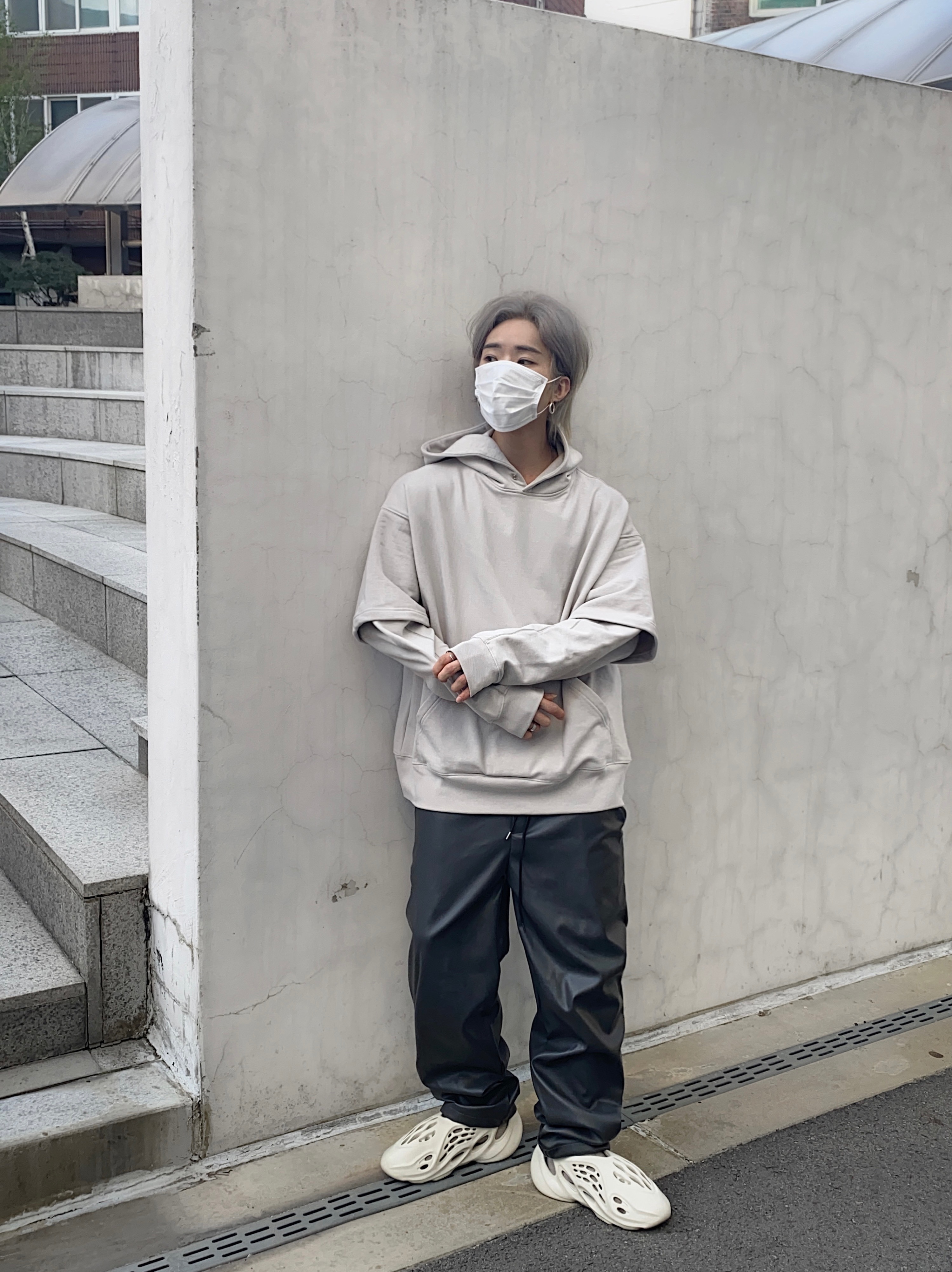Adidas Yeezy Foam RNNR Sand 착용 스타일 - 1