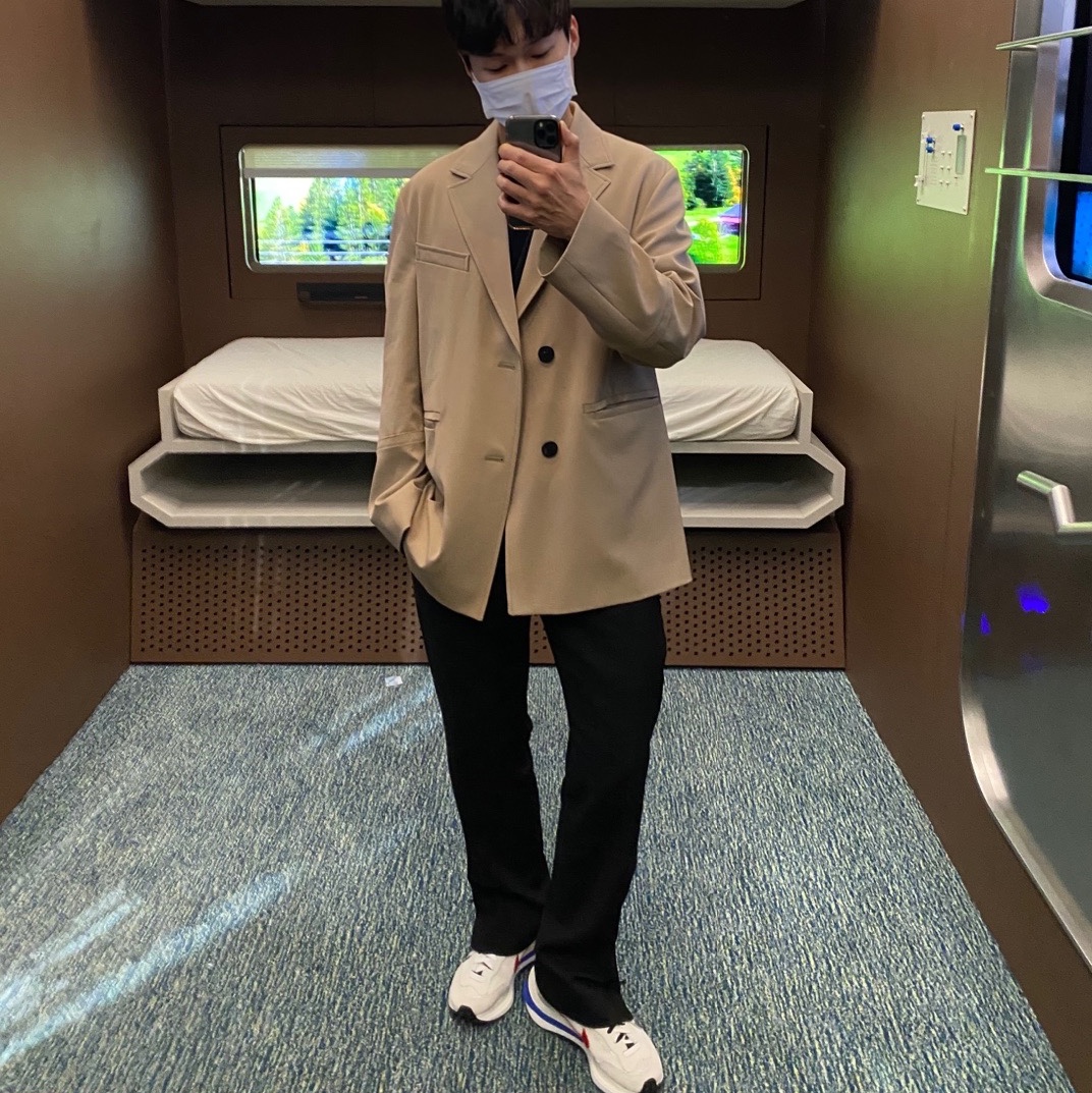 Nike x Sacai VaporWaffle Royal Fuchsia 착용 스타일 - 2