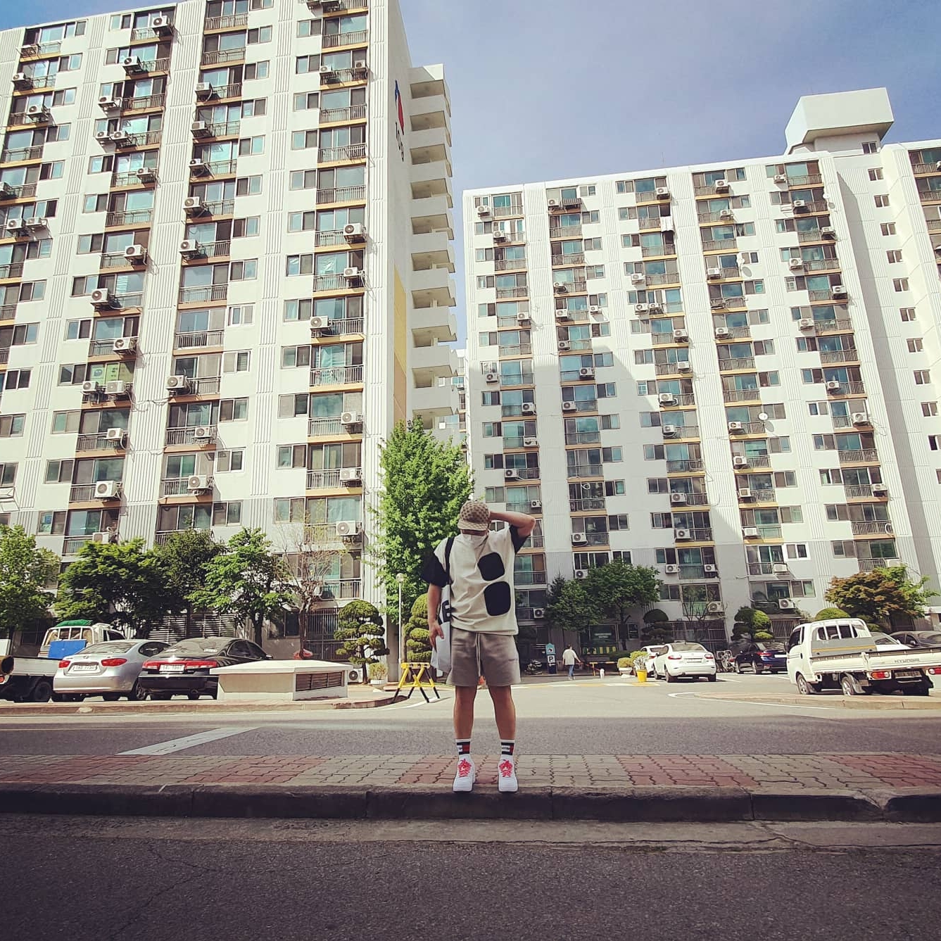 Nike x Supreme Air Force 1 Low White, Essentials Fleece Shorts Taupe - 20FW 착용 스타일 - 1