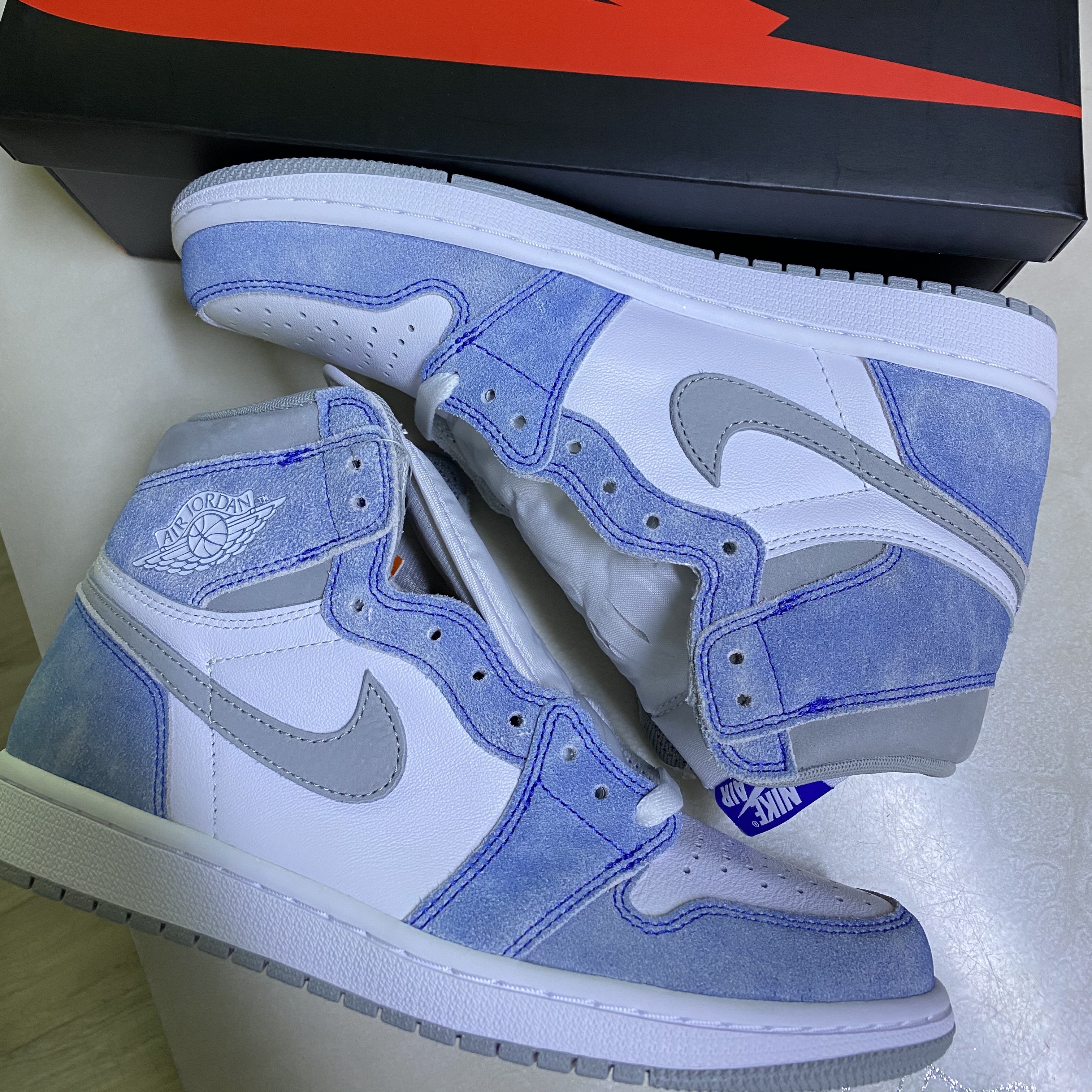 Jordan 1 Retro High OG Hyper Royal 착용 스타일