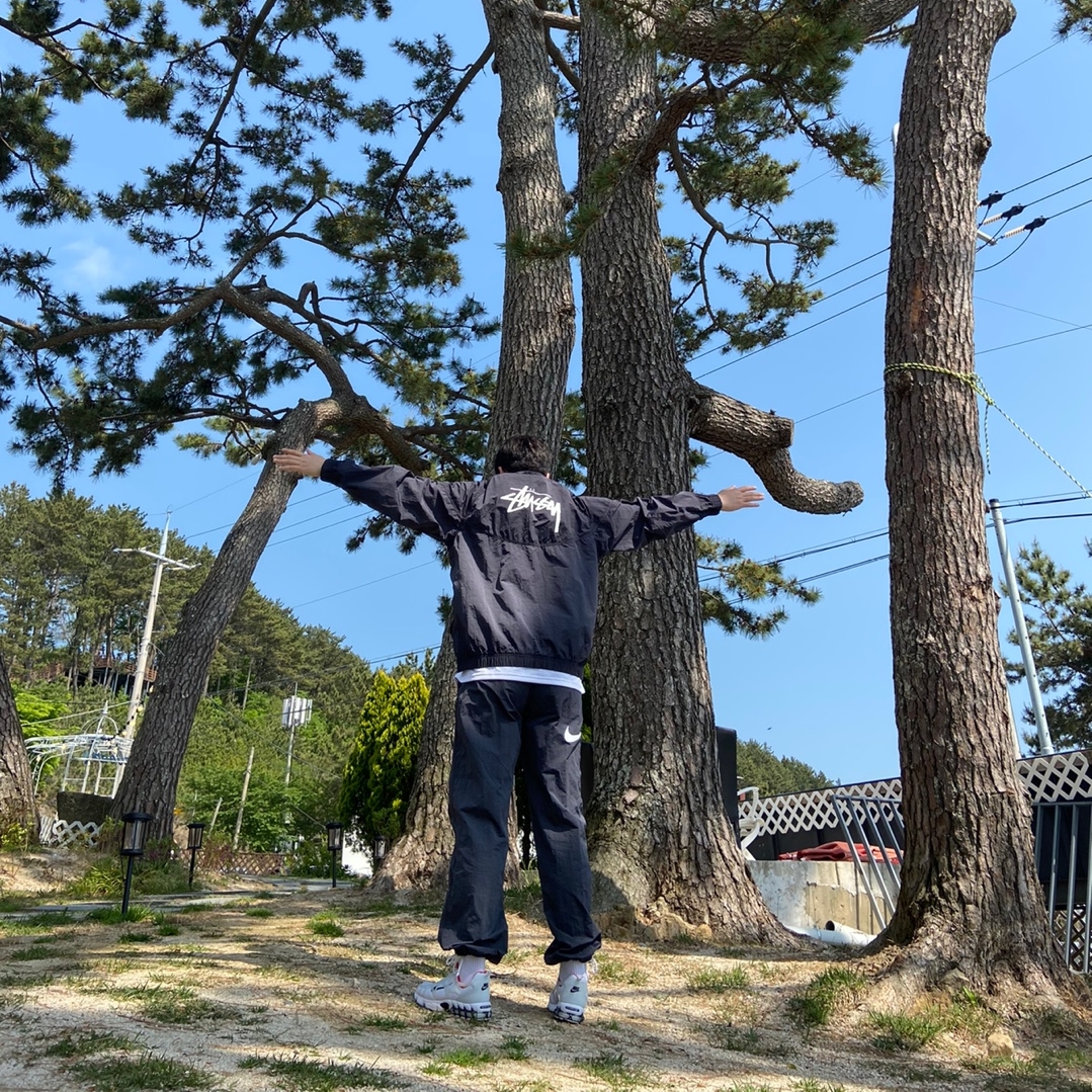 Nike x Stussy Windrunner Jacket Off Noir, Nike x Stussy Beach Pants Off Noir 착용 스타일 - 4