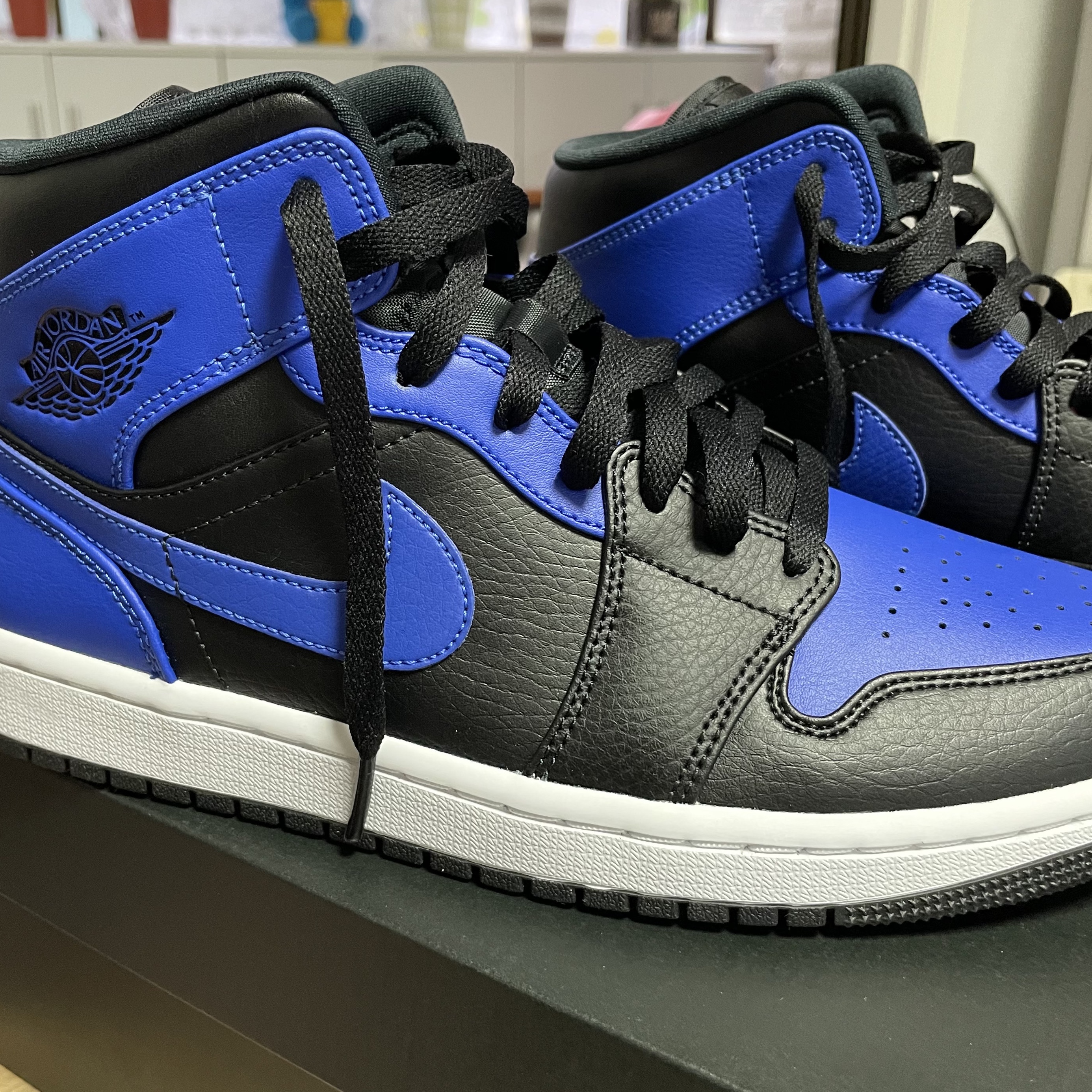 Jordan 1 Mid Black Hyper Royal 착용 스타일