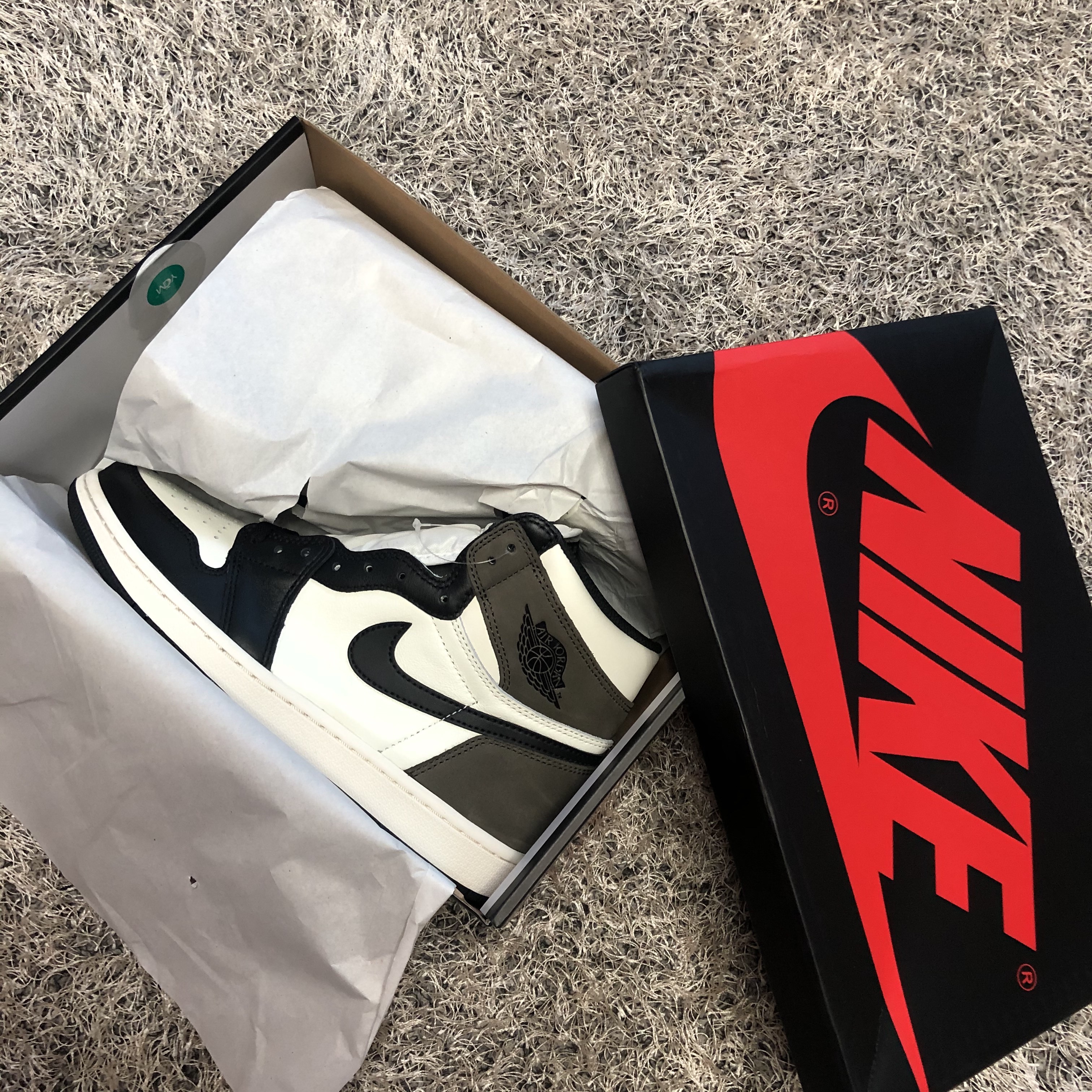 Jordan 1 Retro High OG Black Mocha 착용 스타일