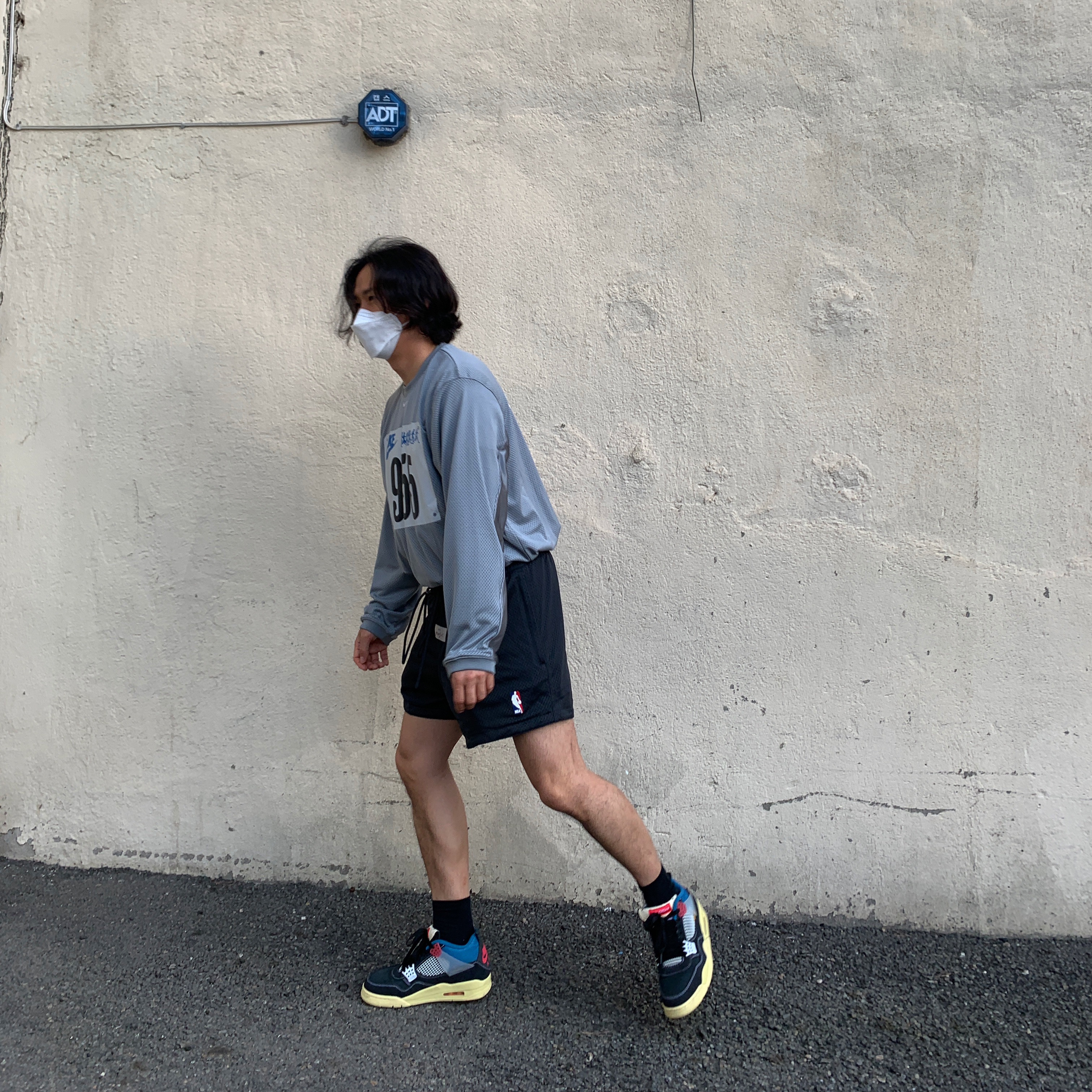 Jordan 4 x Union Retro Off Noir, Nike x Fear of God Basketball Shorts Off Noir 착용 스타일 - 1