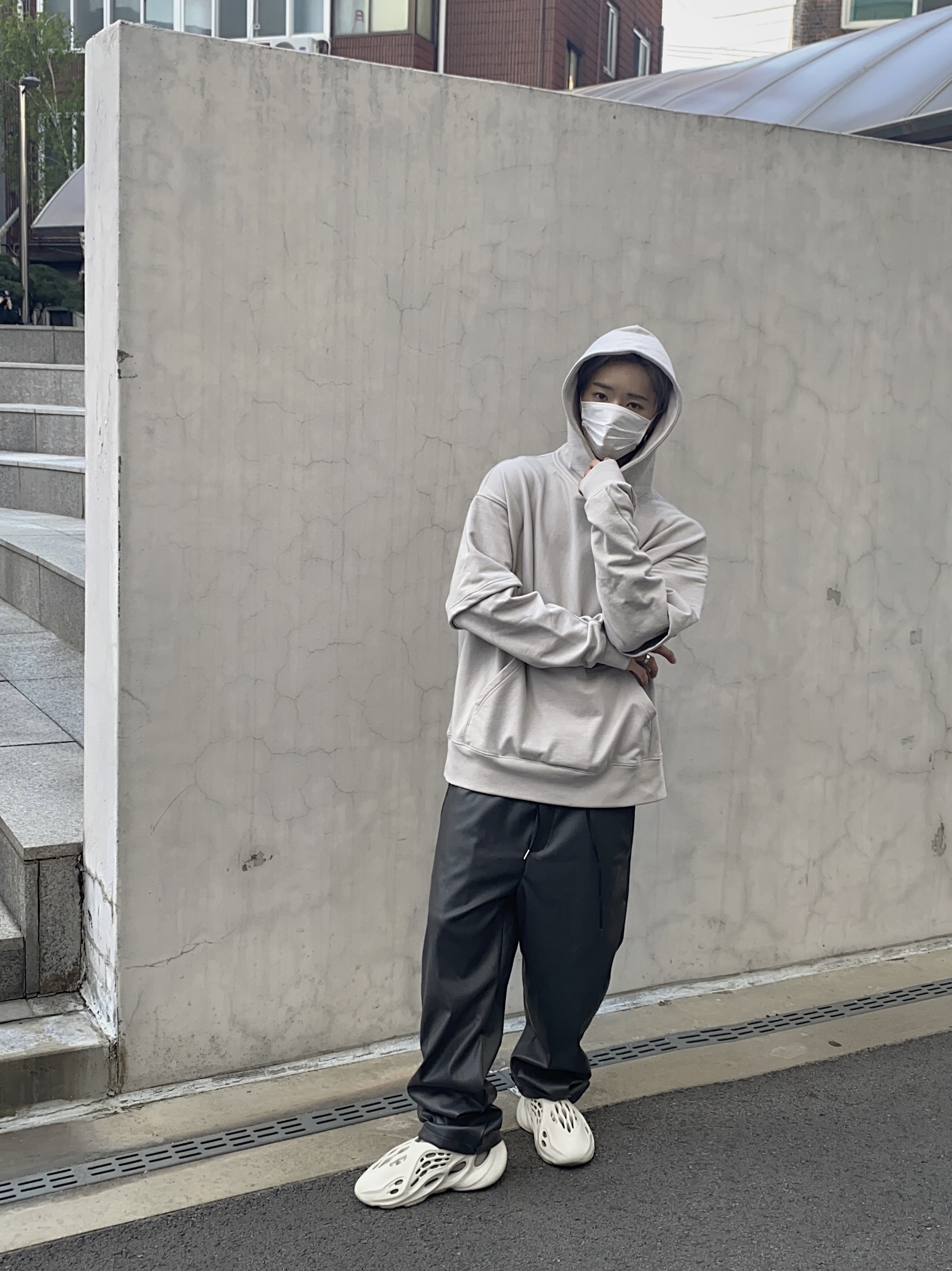 Adidas Yeezy Foam RNNR Sand 착용 스타일 - 2