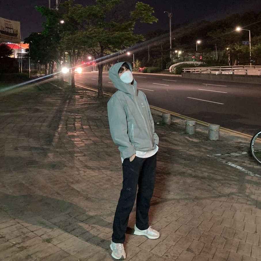 (W) New Balance 327 Grey Beige, Arc'teryx Beta Jacket Forage 착용 스타일