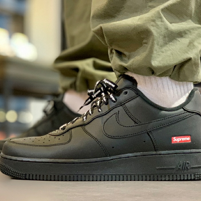 Nike x Supreme Air Force 1 Low Black 착용 스타일 - 1