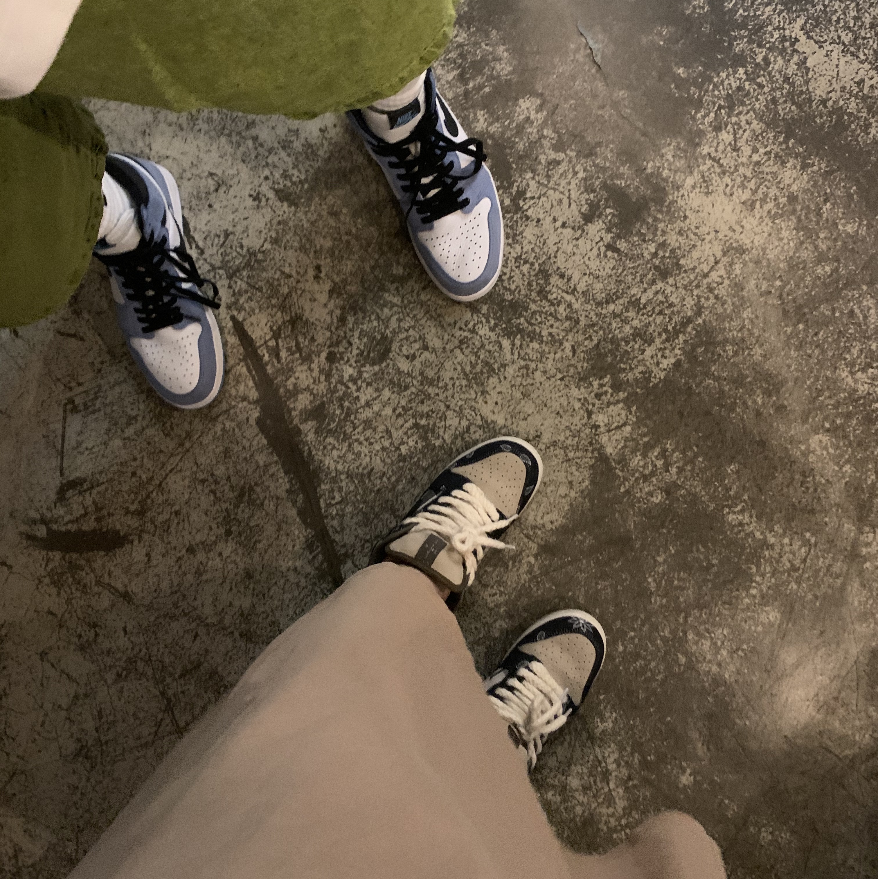 Jordan 1 Retro High OG University Blue, Nike x Travis Scott SB Dunk Low 착용 스타일