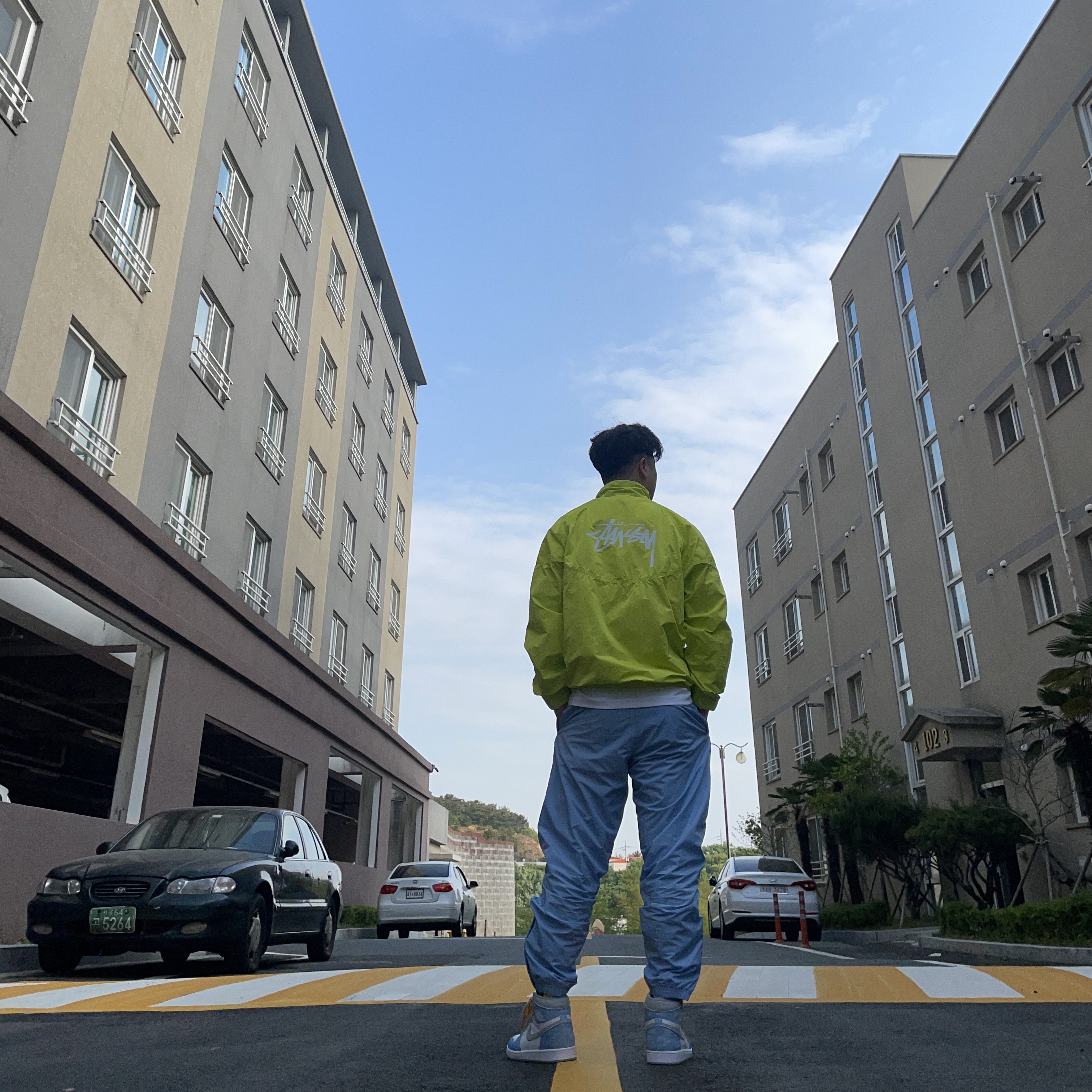 Nike x Stussy Windrunner Jacket Bright Cactus, Jordan 1 Retro High OG Hyper Royal 착용 스타일 - 2