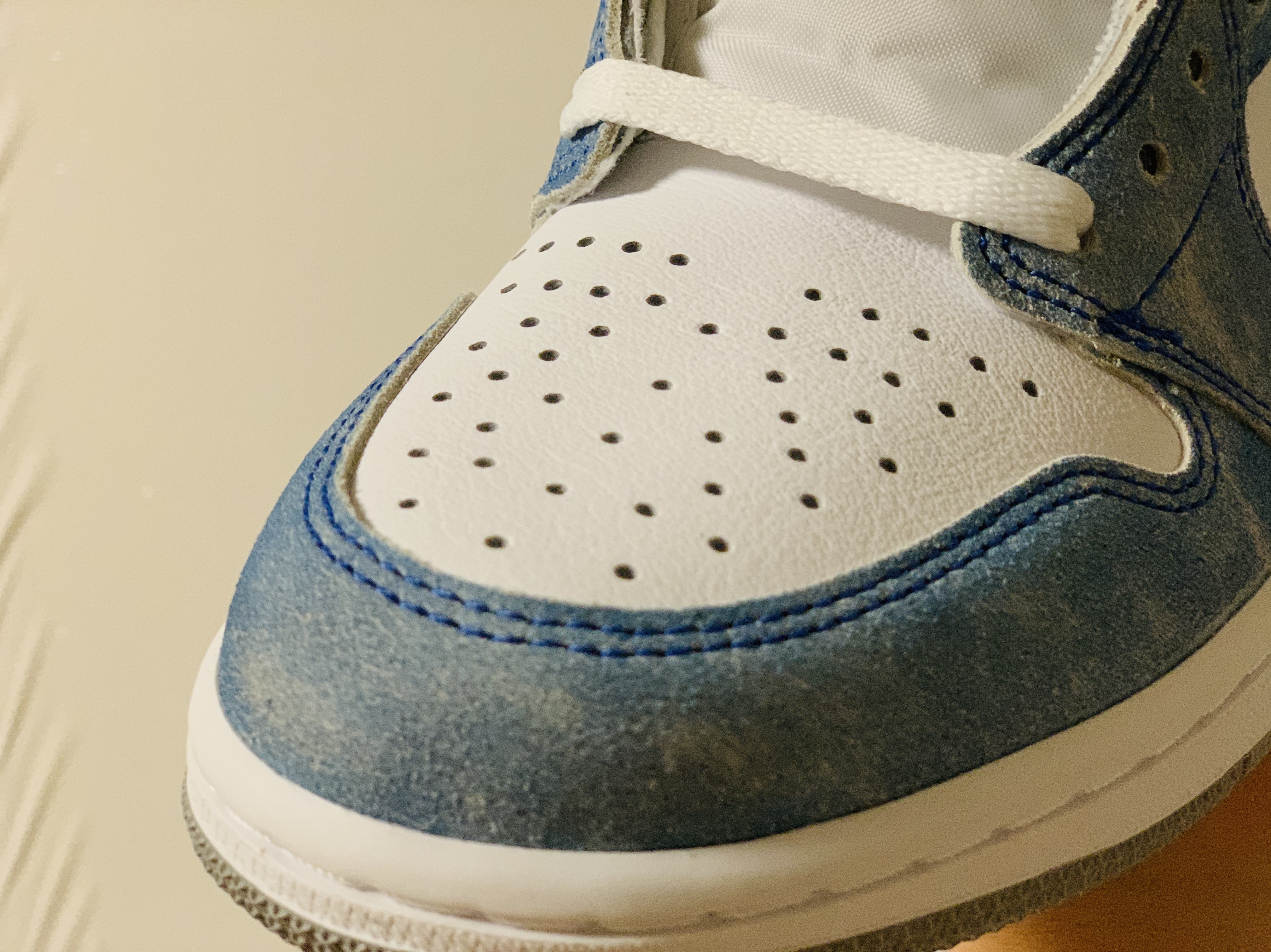 Jordan 1 Retro High OG Hyper Royal 착용 스타일 - 2