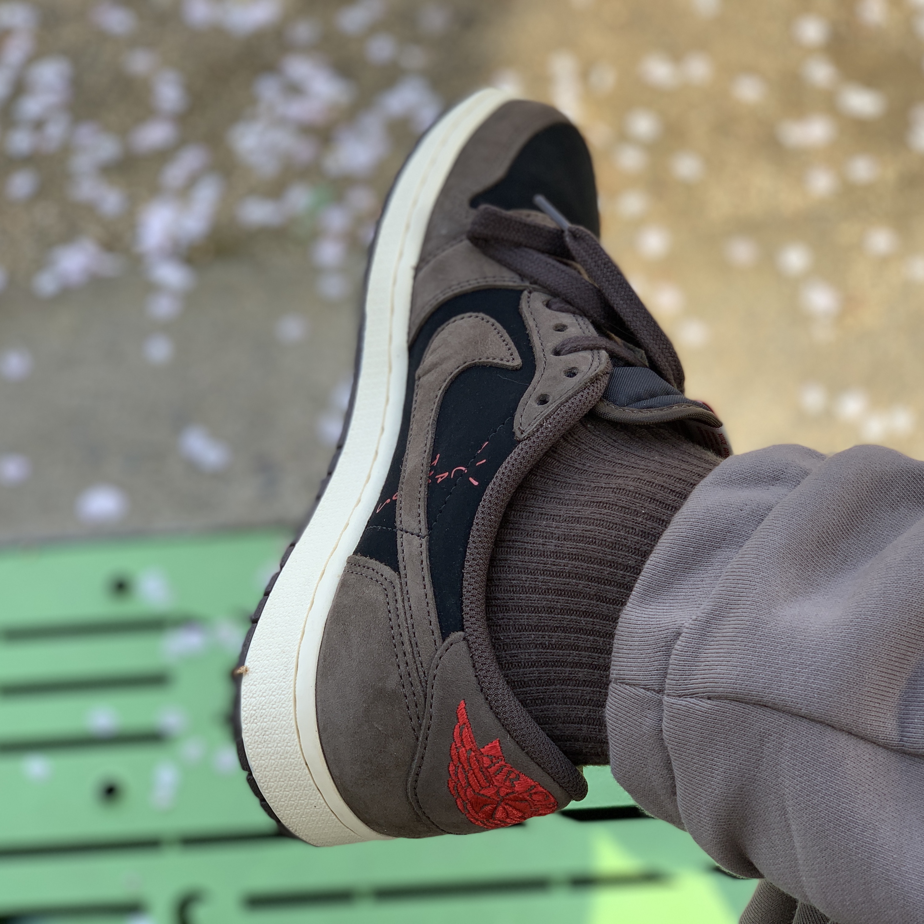 Jordan 1 x Travis Scott Retro Low OG SP Mocha, Nike M NRG Hoodie Olive Grey 착용 스타일 - 3