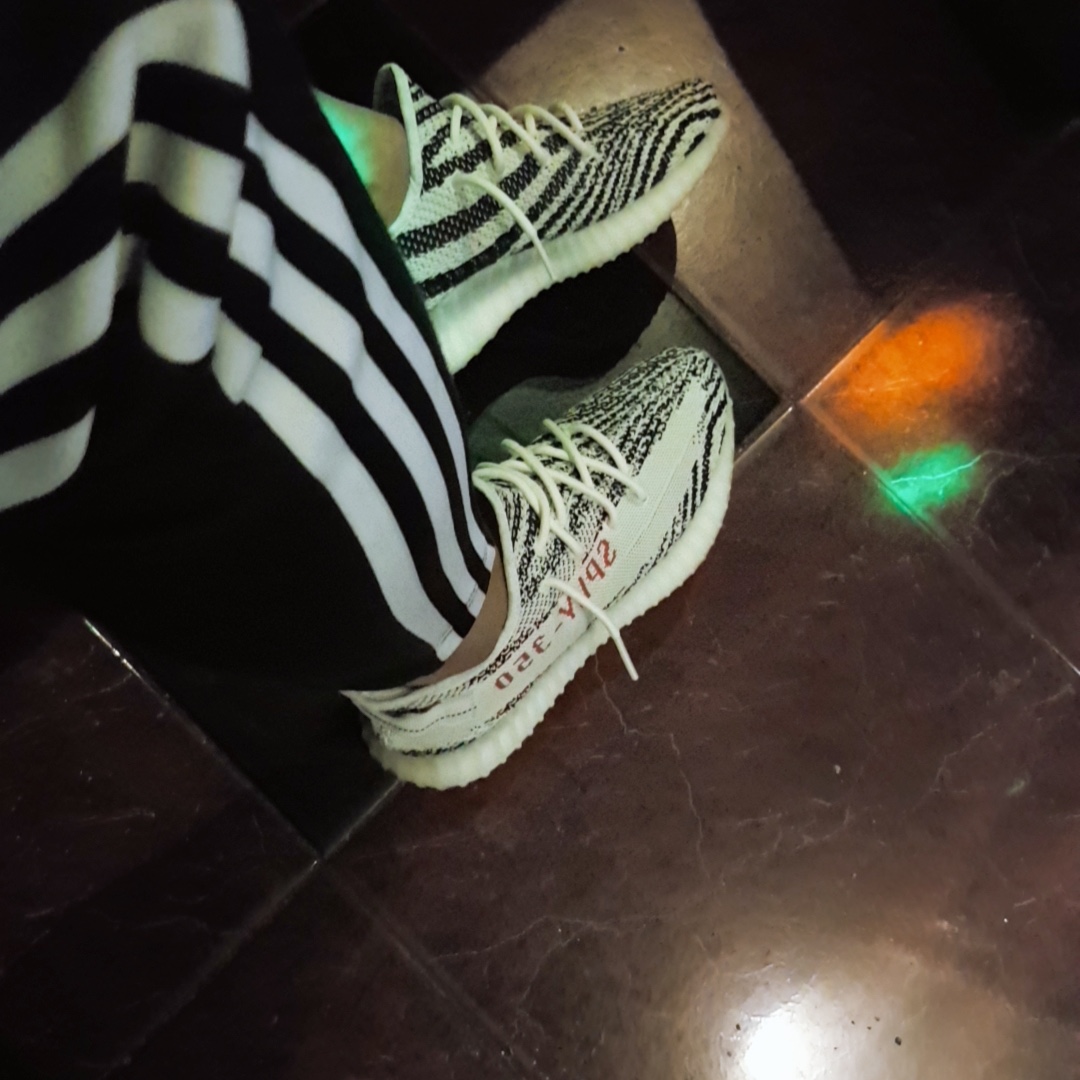Adidas Yeezy Boost 350 V2 Zebra 2017/2019/2020 착용 스타일 - 1
