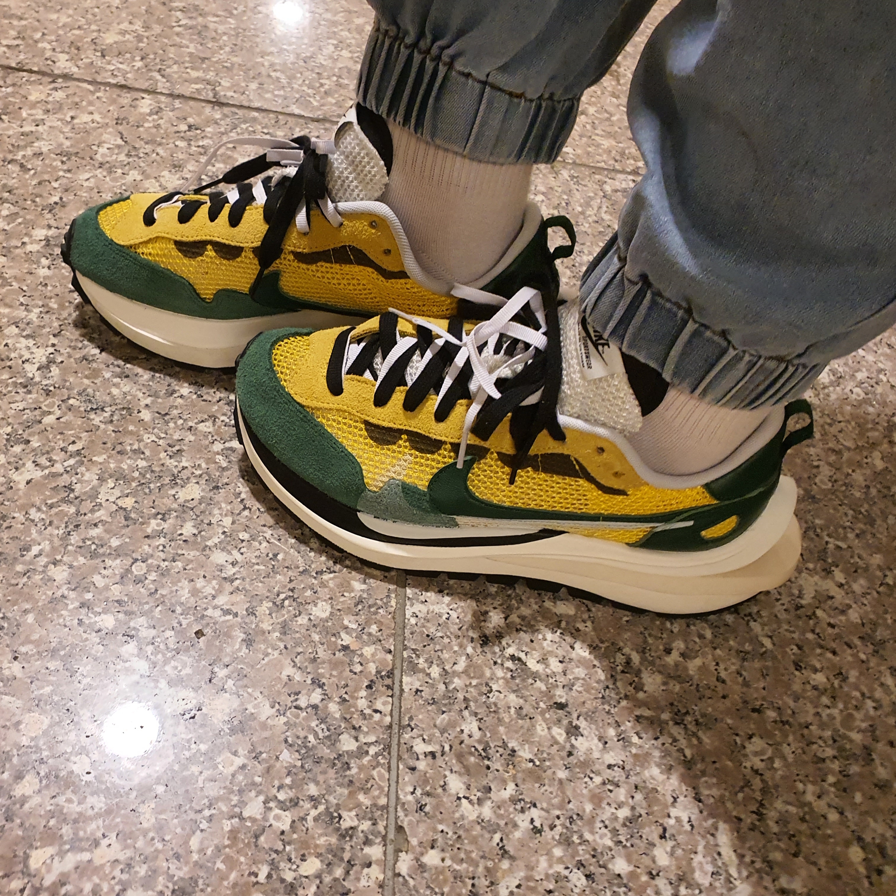 Nike x Sacai VaporWaffle Tour Yellow & Gorge Green Sail 착용 스타일