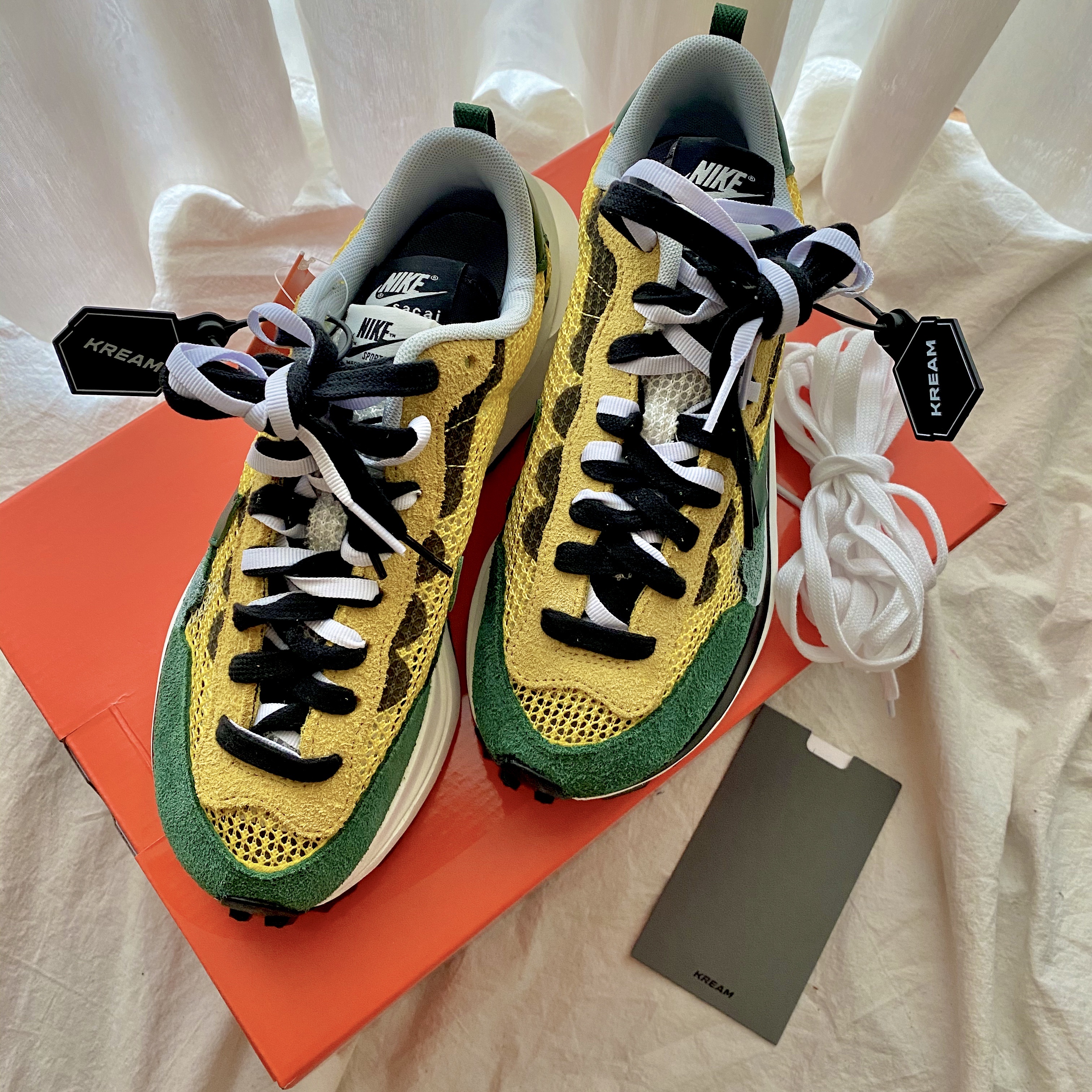 Nike x Sacai VaporWaffle Tour Yellow & Gorge Green Sail 착용 스타일 - 3