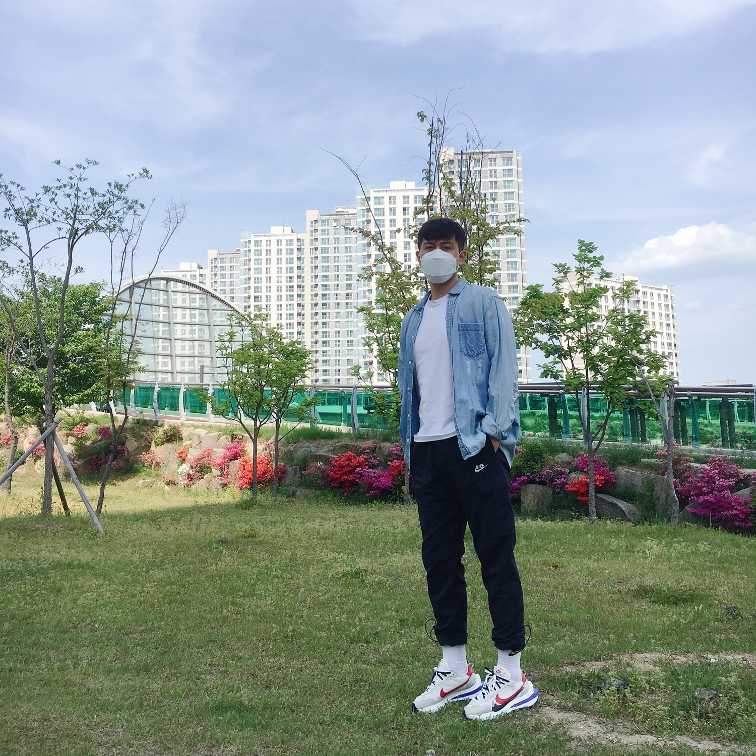 Nike x Sacai VaporWaffle Royal Fuchsia 착용 스타일 - 1