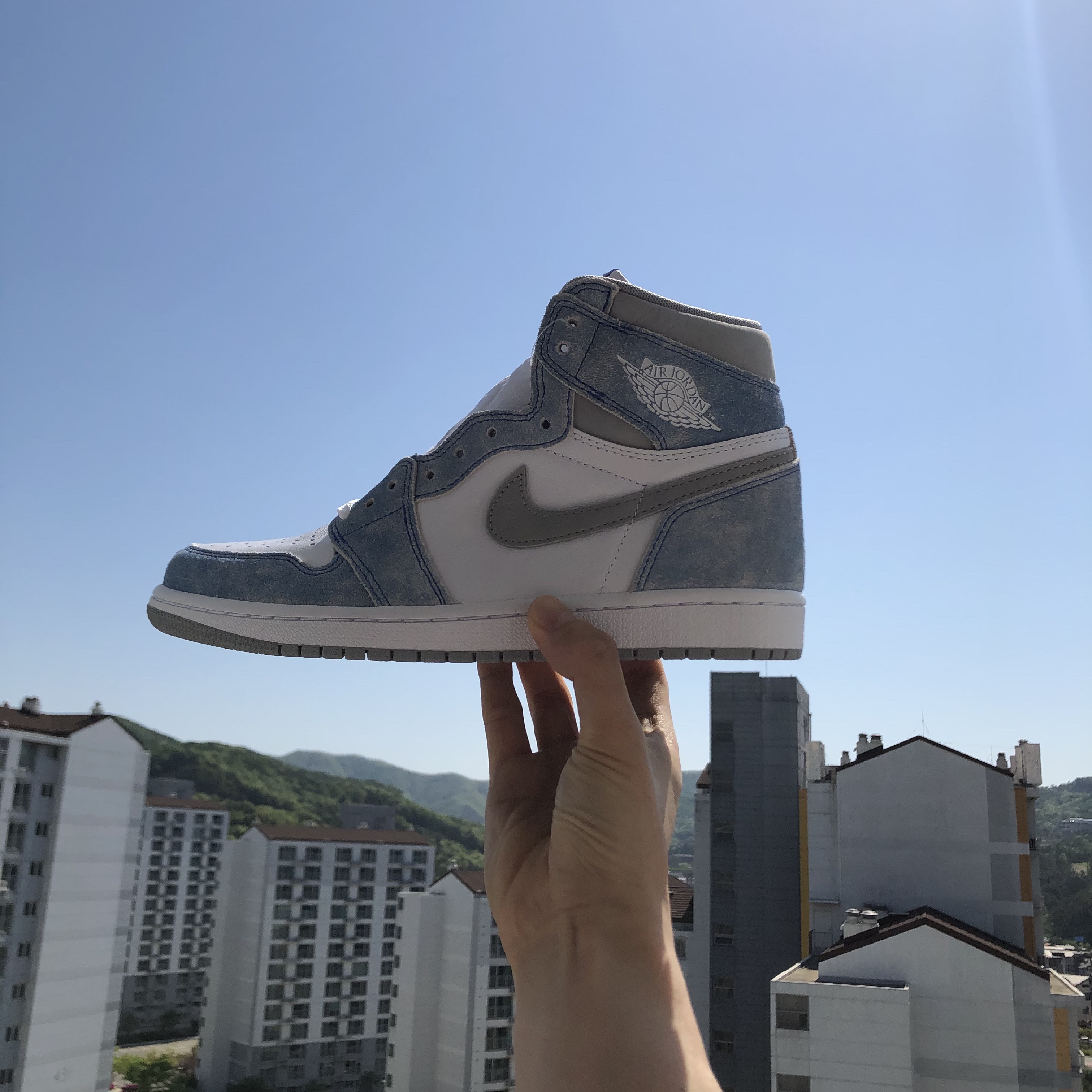 Jordan 1 Retro High OG Hyper Royal 착용 스타일