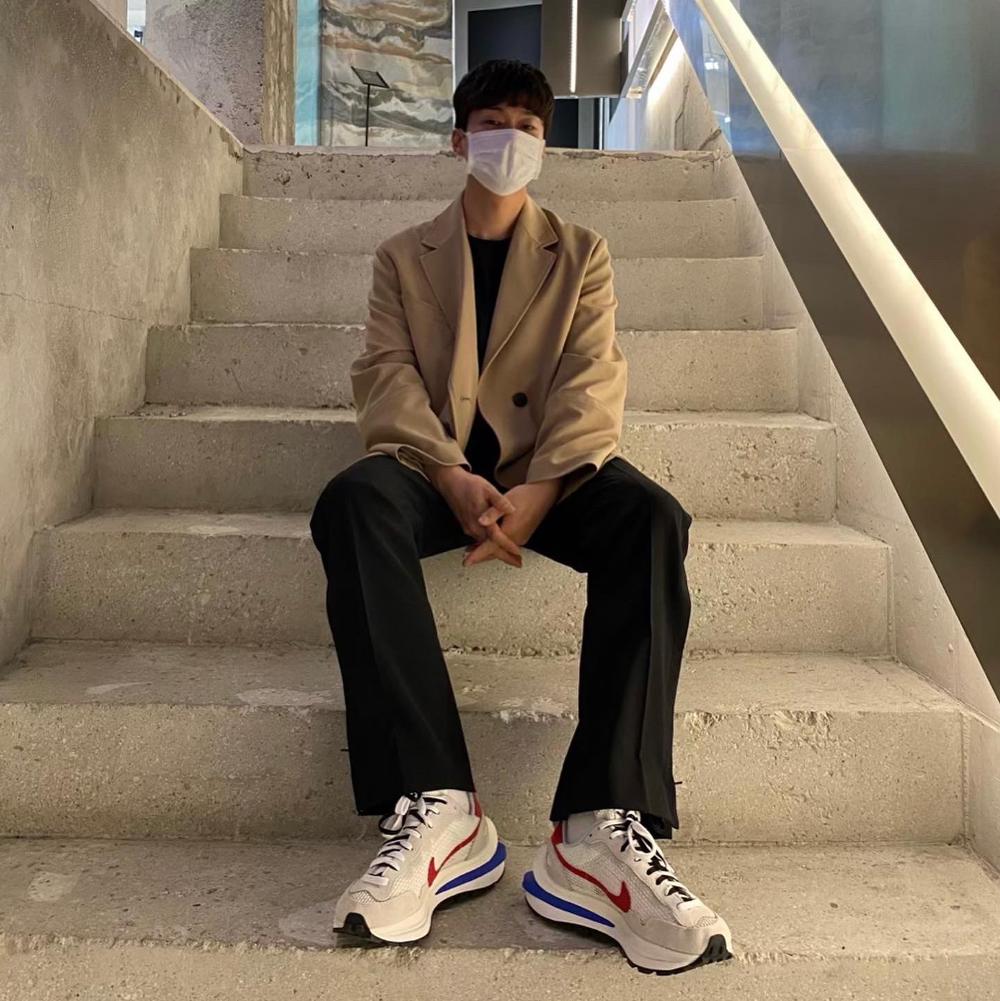 Nike x Sacai VaporWaffle Royal Fuchsia 착용 스타일 - 1