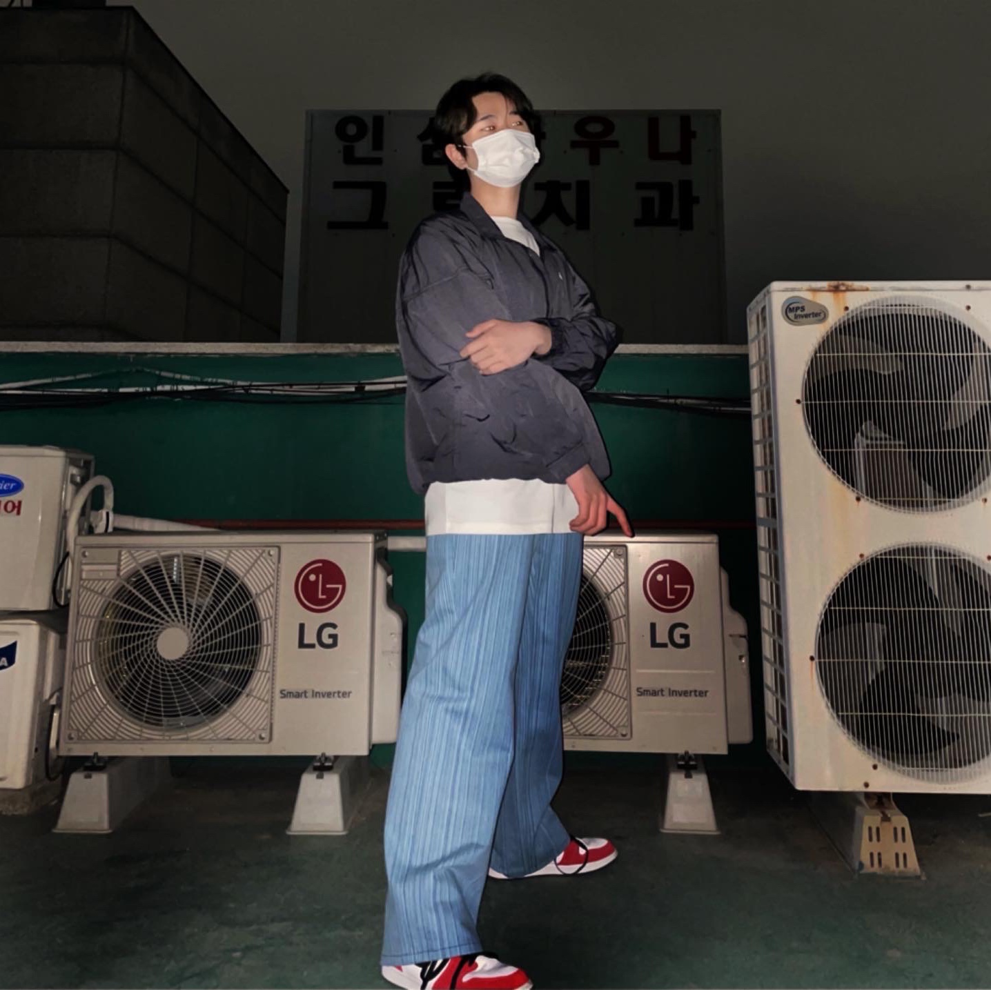 Nike x Stussy Windrunner Jacket Off Noir, Jordan 1 Retro High OG Light Smoke Grey 착용 스타일