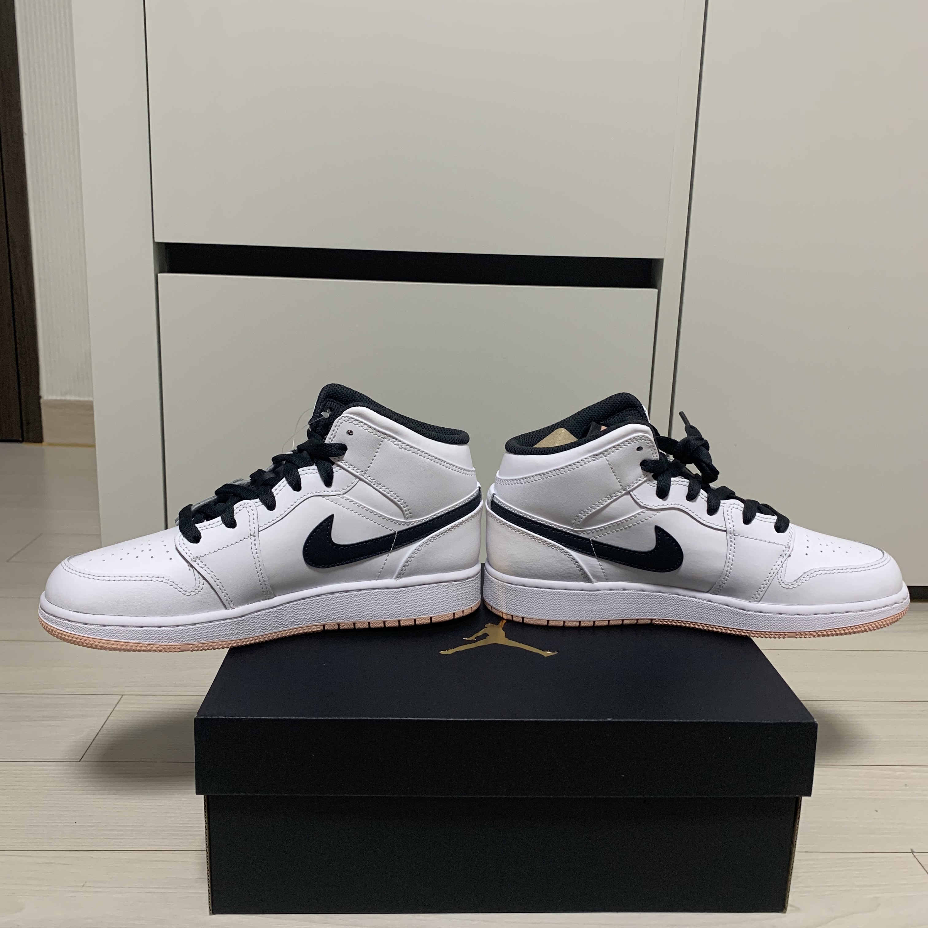 (GS) Jordan 1 Mid White Arctic Orange 착용 스타일 - 4