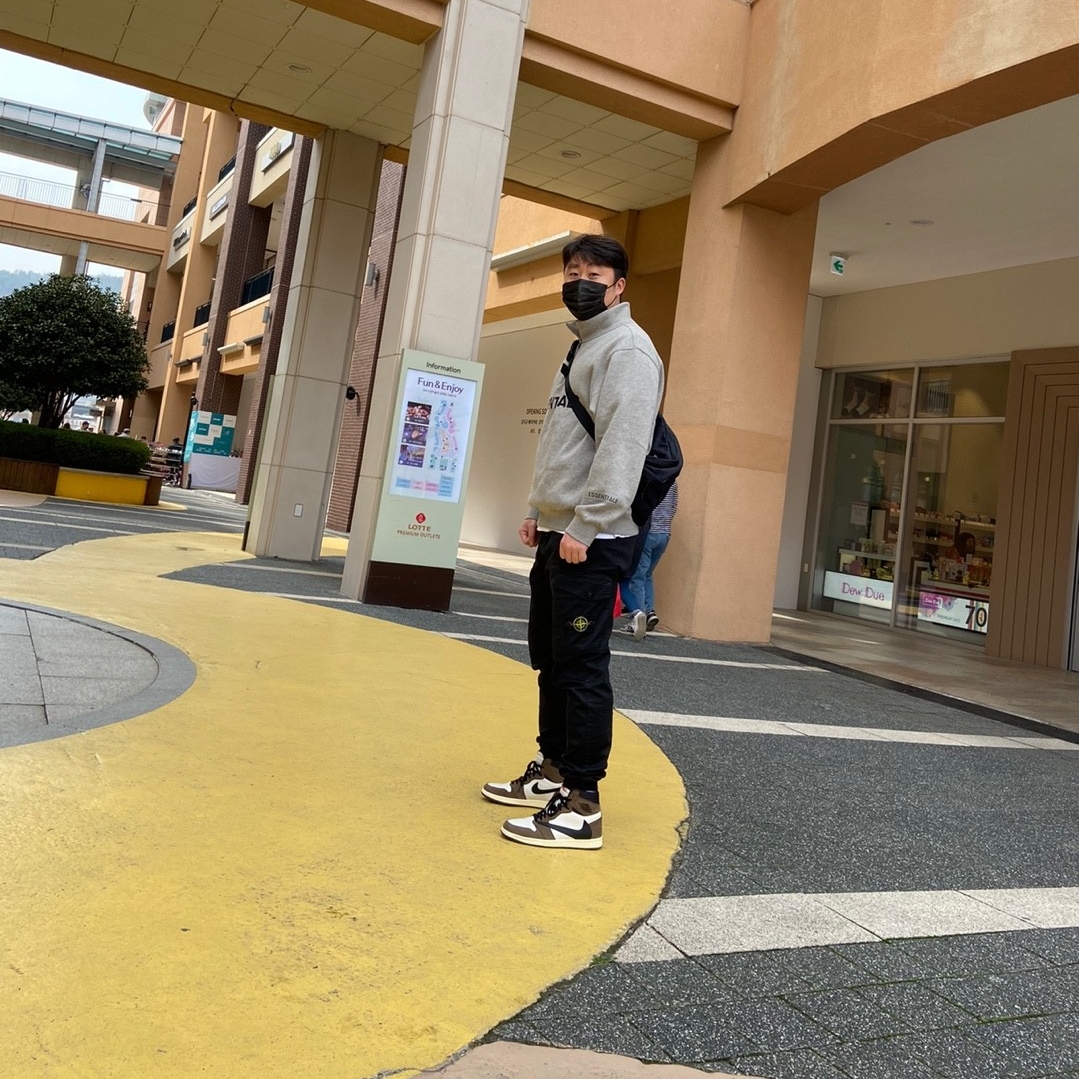 Jordan 1 x Travis Scott Retro High OG SP Mocha, Stone Island 31303 Cargo Pants Black - 21SS 착용 스타일 - 2