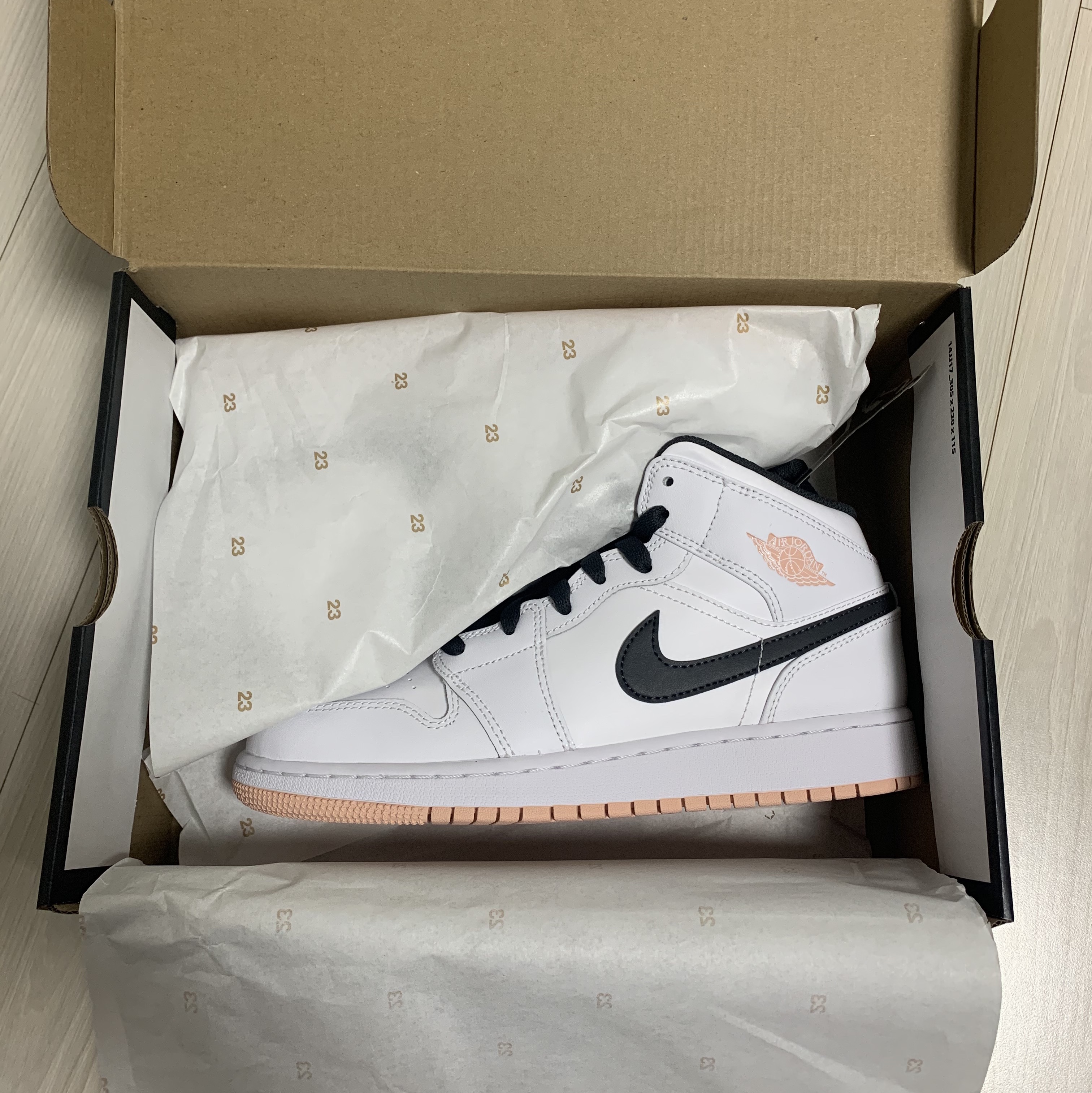 (GS) Jordan 1 Mid White Arctic Orange 착용 스타일 - 1