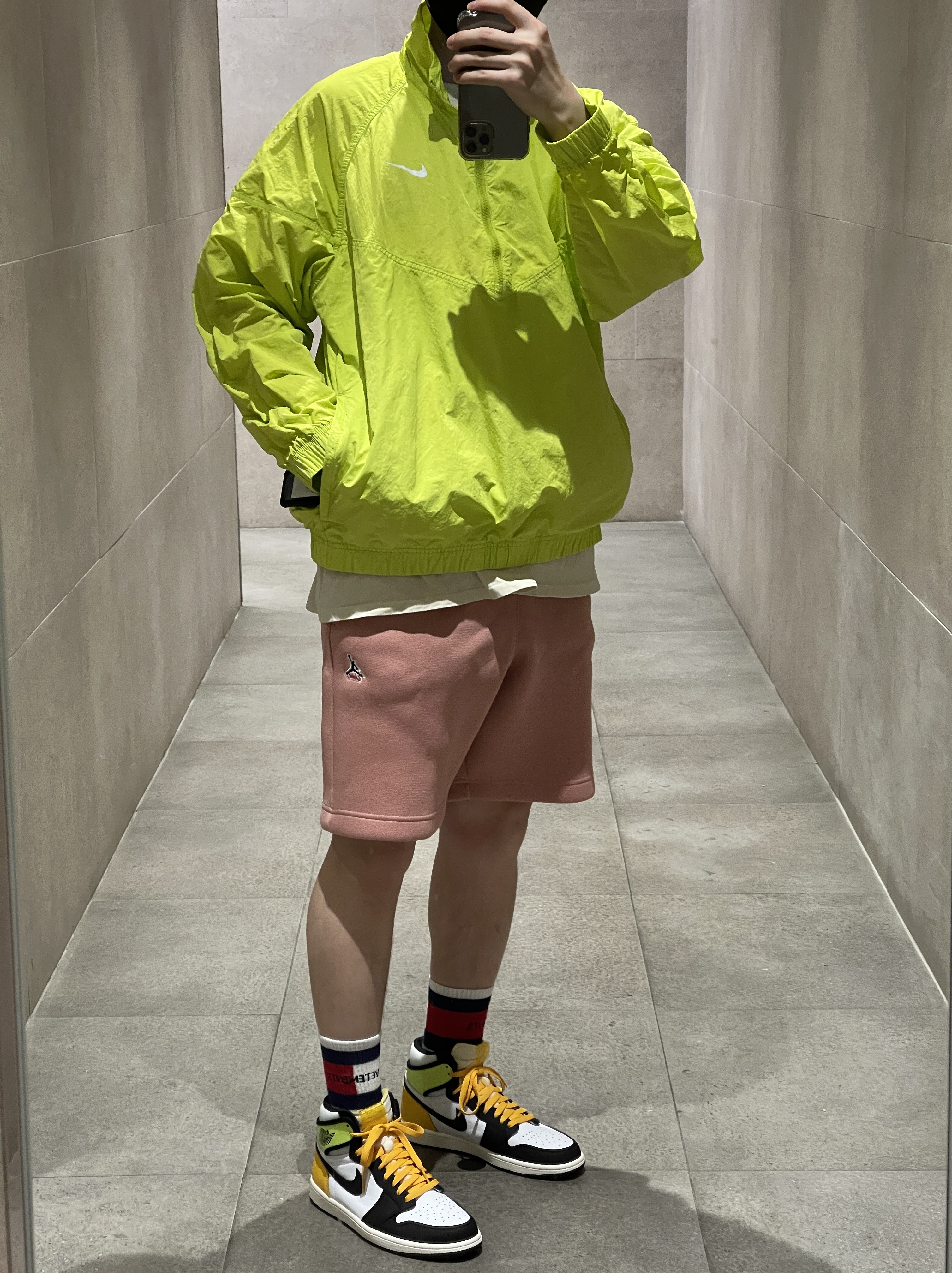 Nike x Stussy Windrunner Jacket Bright Cactus, Jordan x Union Leisure Shorts Rust Pink 착용 스타일 - 1