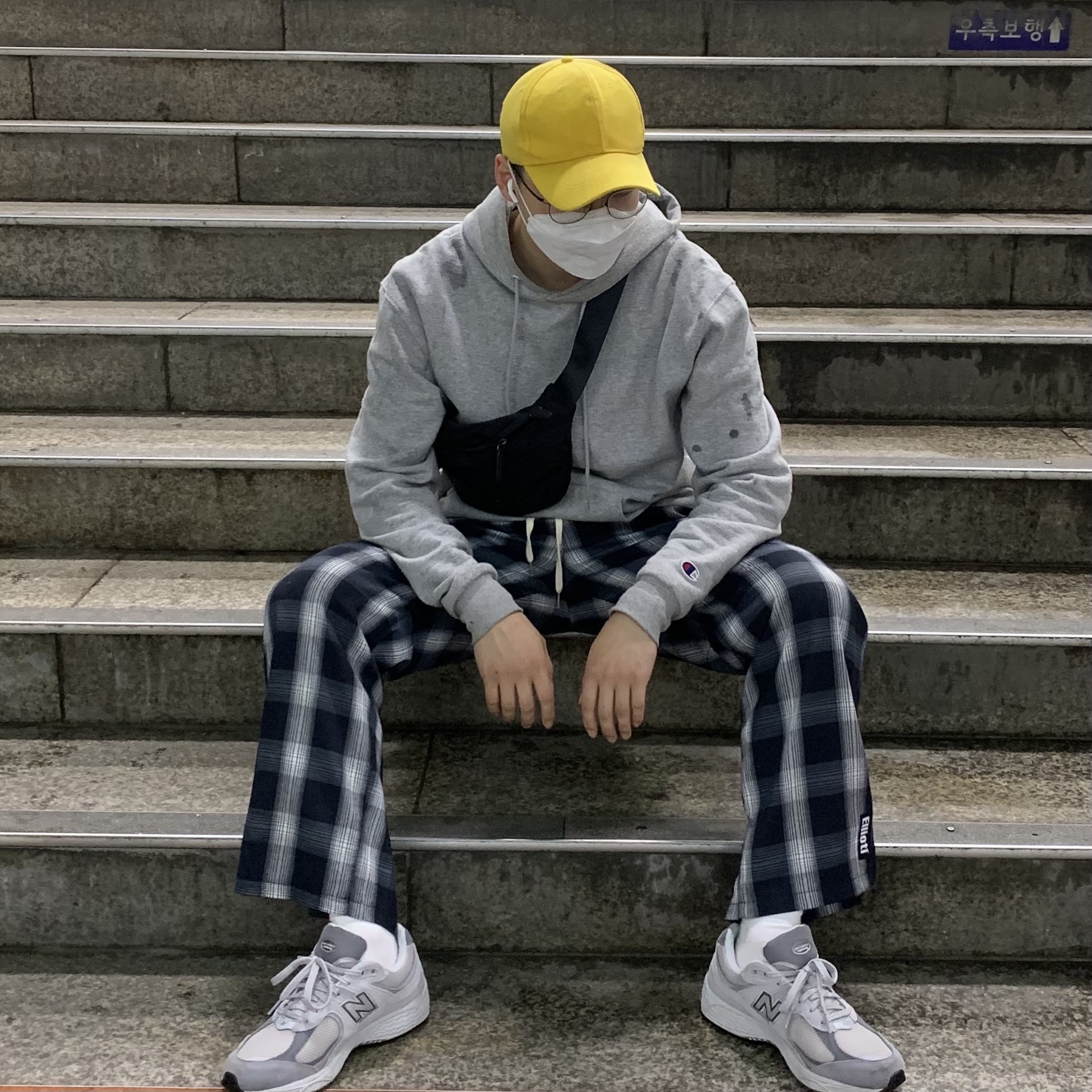 New Balance 2002R T2 Gray 착용 스타일 - 2