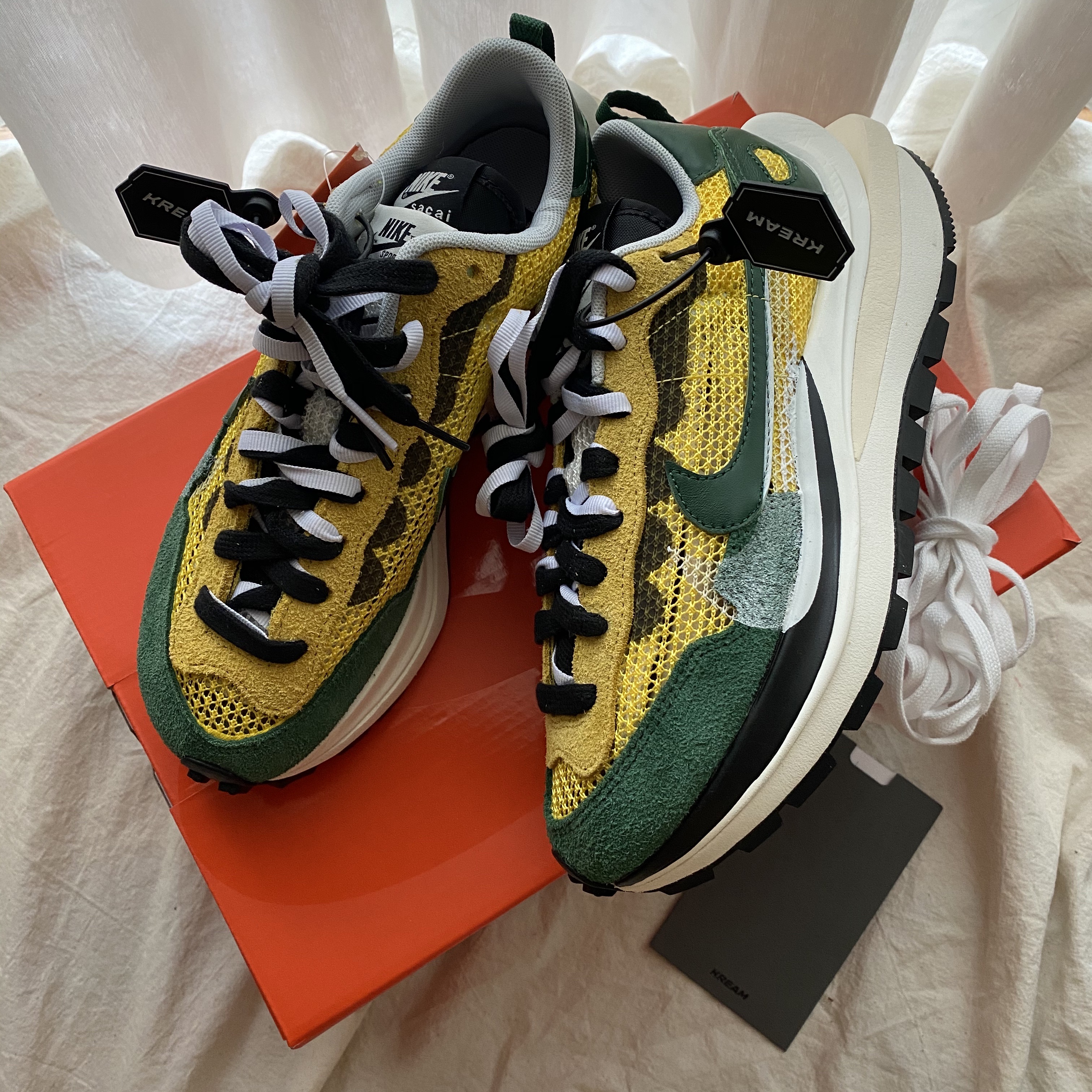 Nike x Sacai VaporWaffle Tour Yellow & Gorge Green Sail 착용 스타일 - 4