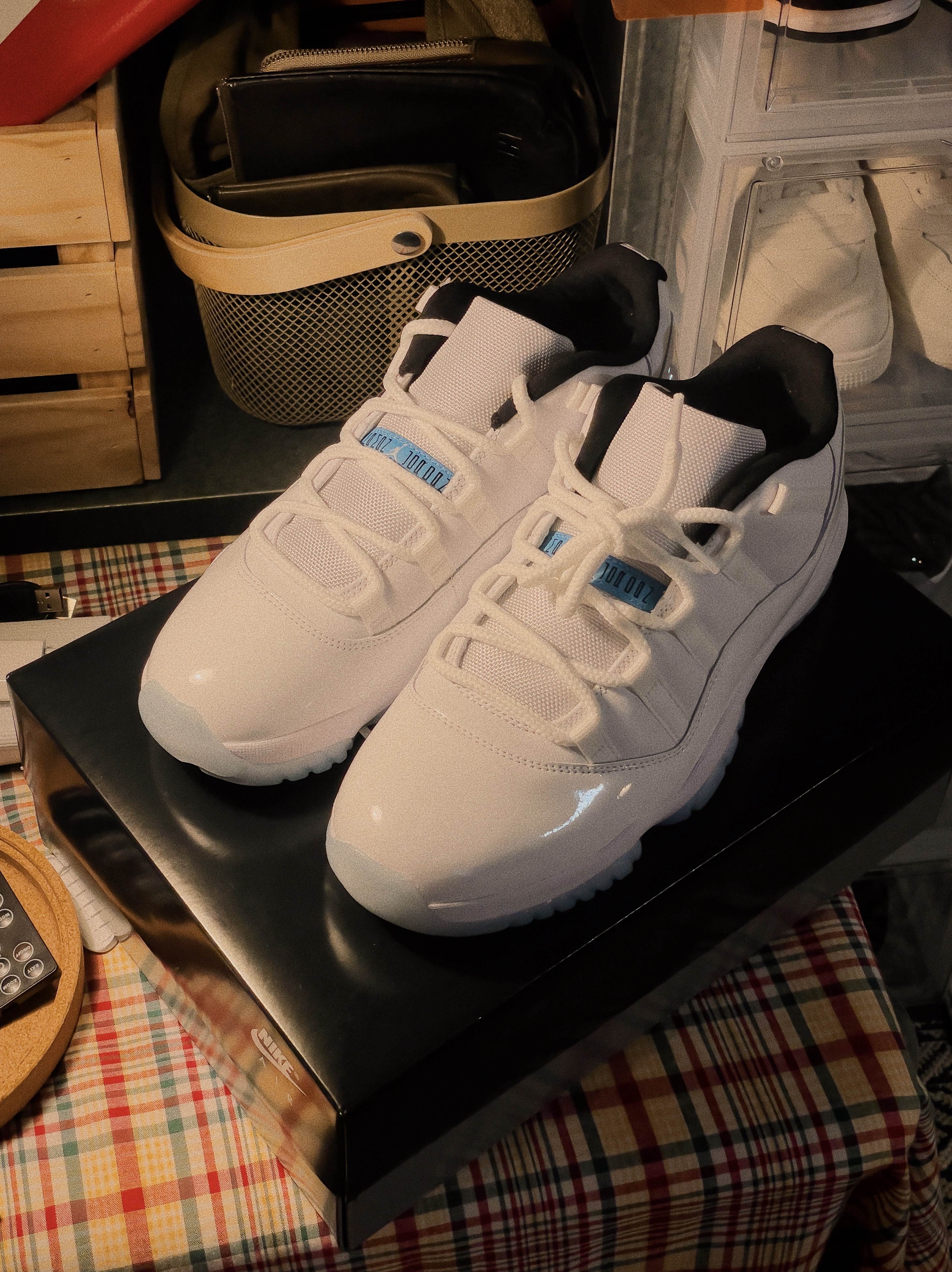 Jordan 11 Retro Low Legend Blue, Jordan 1 Retro High OG Royal Toe 착용 스타일 - 2