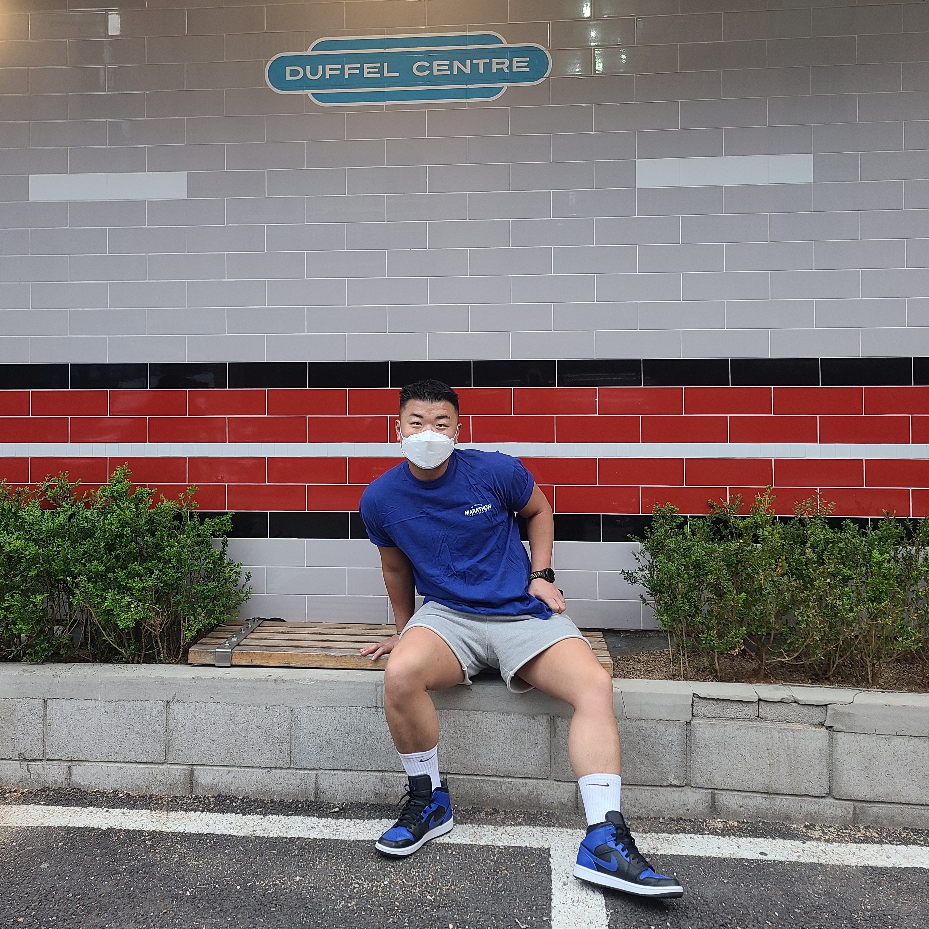 Jordan 1 Mid Black Hyper Royal 착용 스타일 - 1