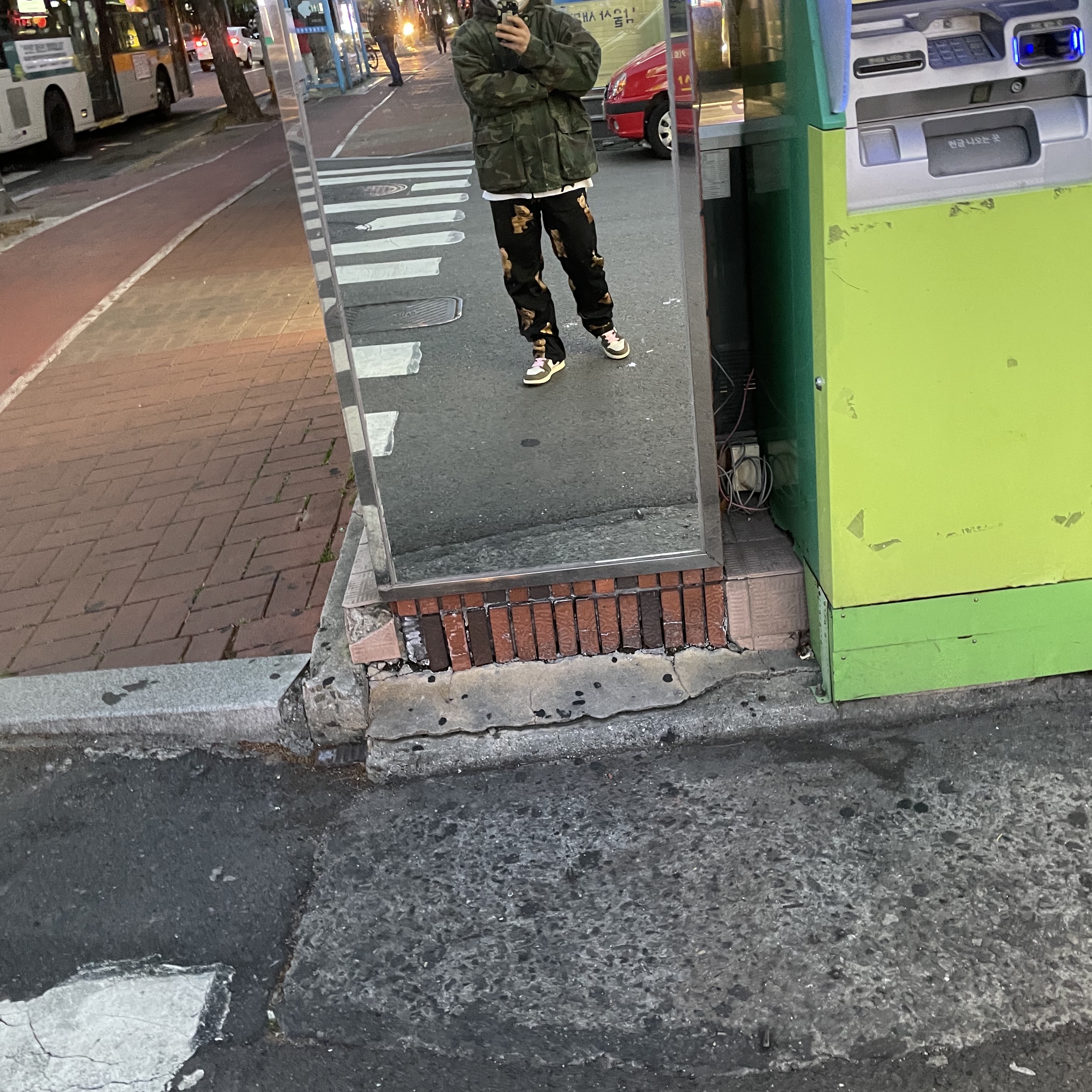 Jordan 1 x Travis Scott Retro High OG SP Mocha 착용 스타일 - 1