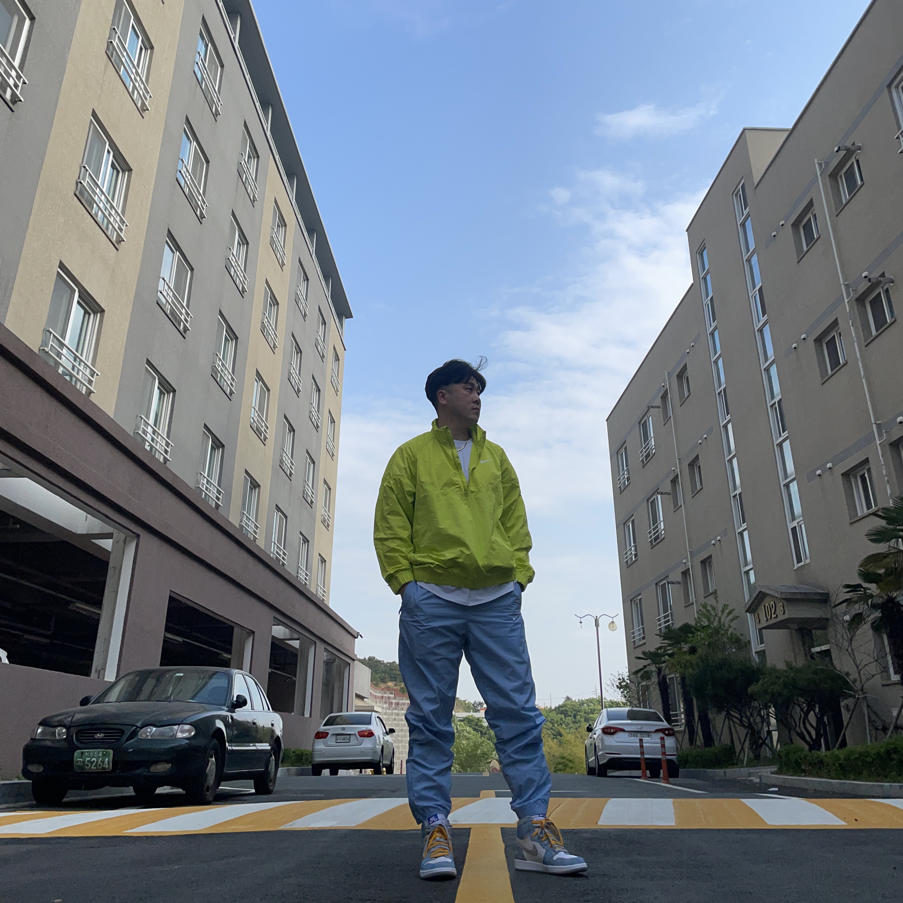 Nike x Stussy Windrunner Jacket Bright Cactus, Jordan 1 Retro High OG Hyper Royal 착용 스타일 - 1