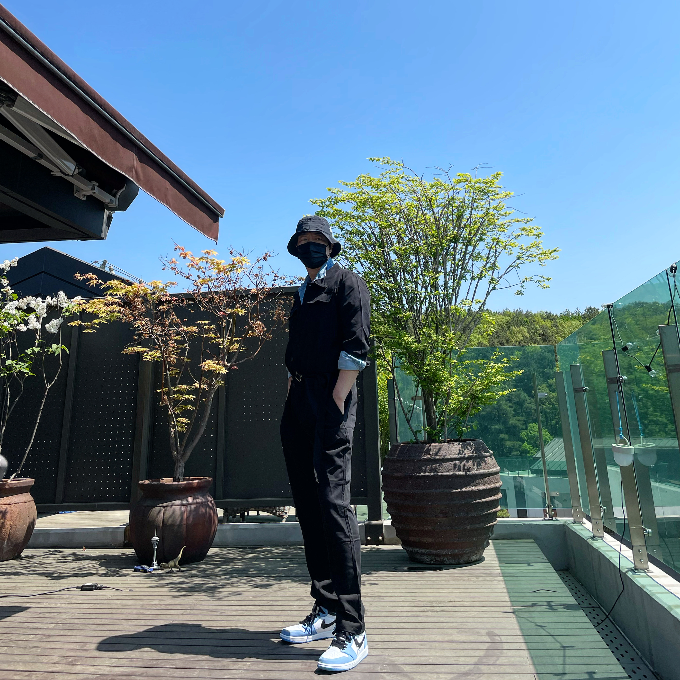 Nike x Stussy Bucket Hat Black, Jordan 1 Retro High OG University Blue 착용 스타일