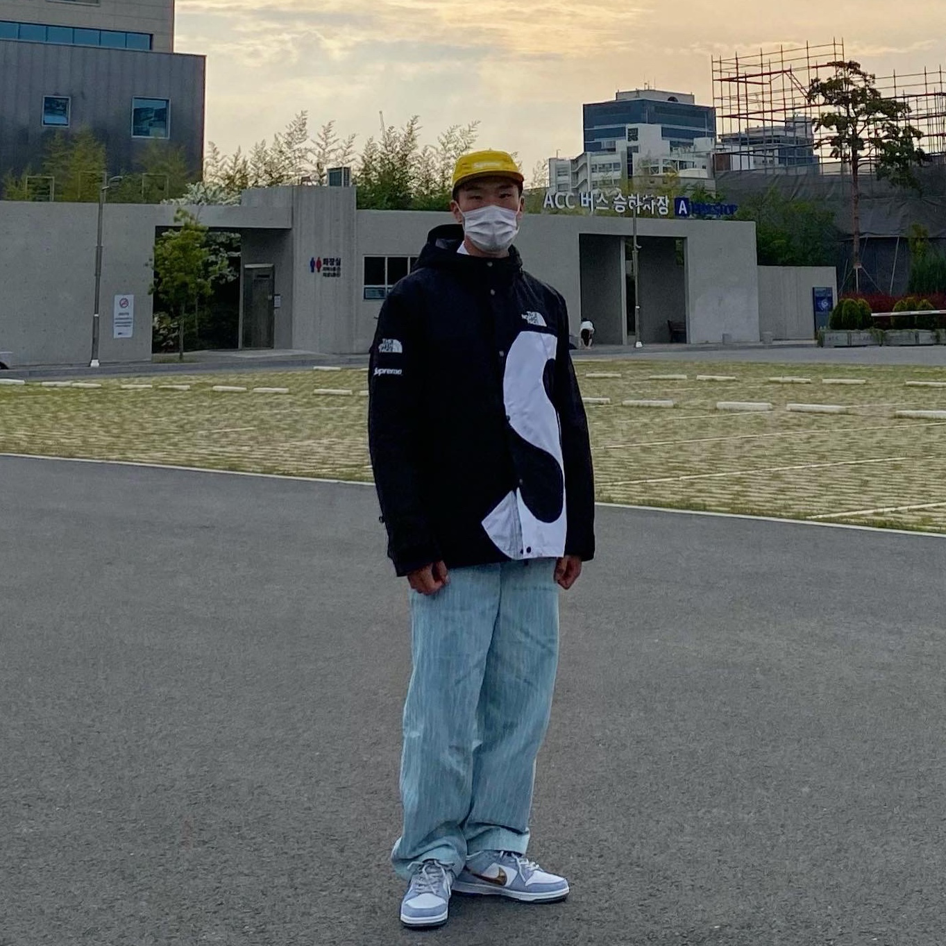 Nike x Sean Cliver SB Dunk Low Holiday Special, Supreme x The North Face S Logo Mountain Jacket Black - 20FW 착용 스타일 - 1