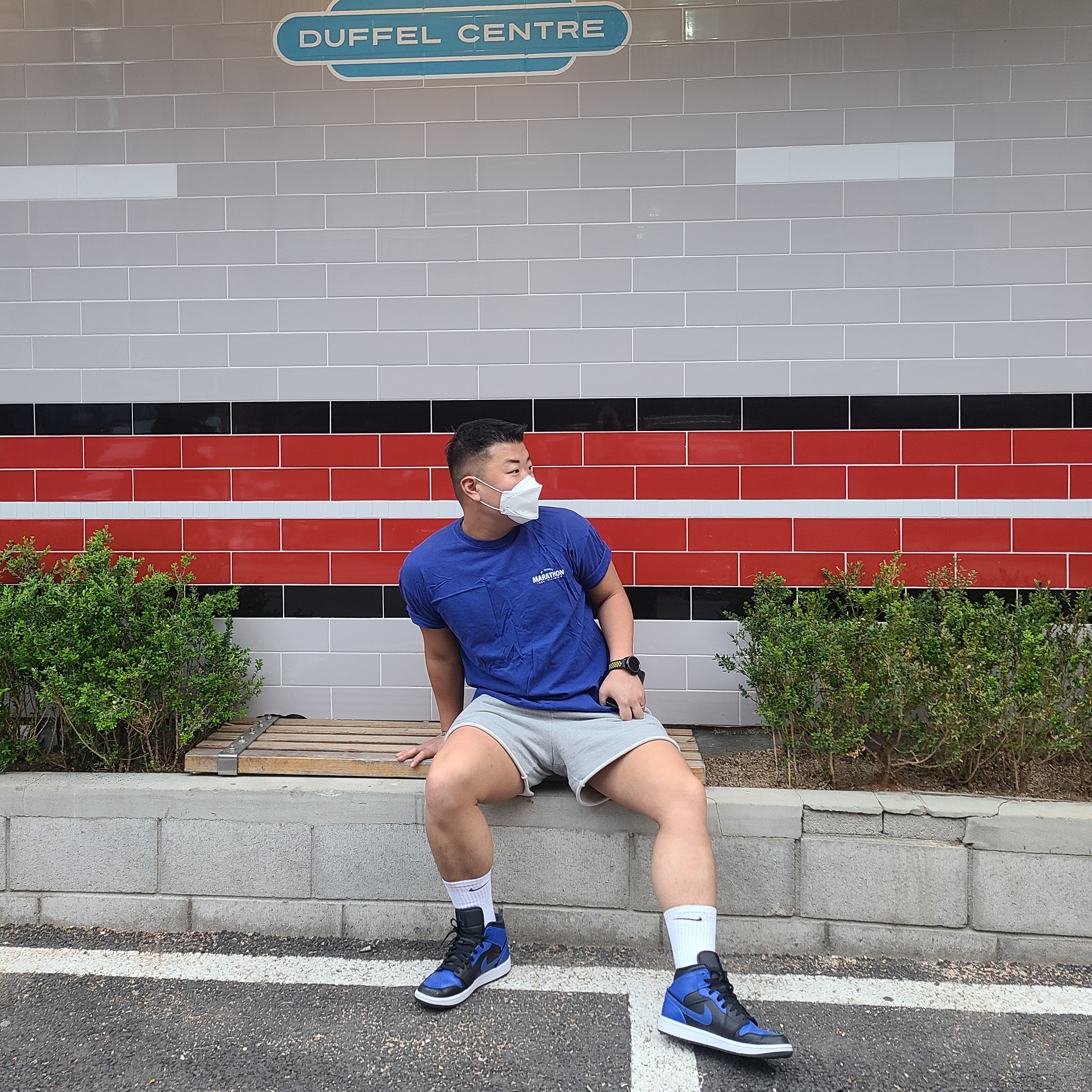 Jordan 1 Mid Black Hyper Royal 착용 스타일 - 2