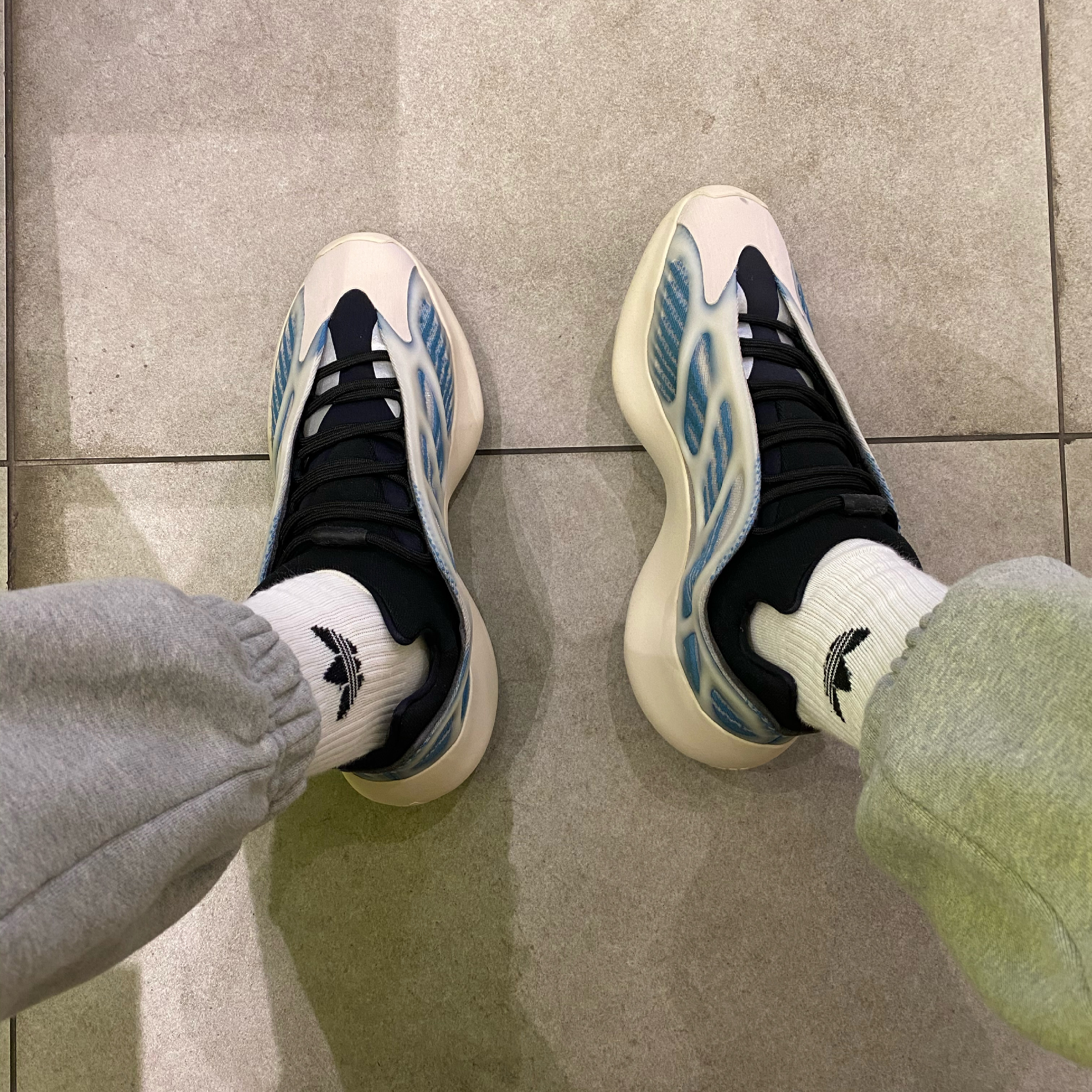 Adidas Yeezy 700 V3 Kyanite 착용 스타일