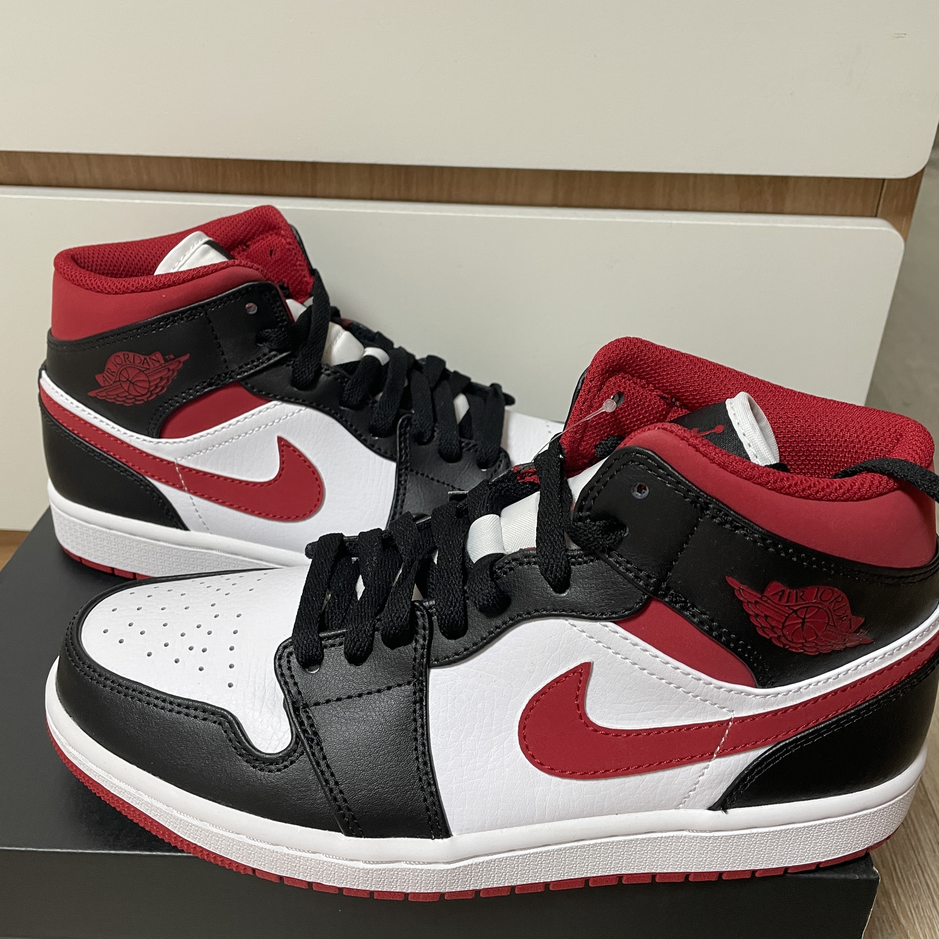 Jordan 1 Mid Gym Red Black White 착용 스타일