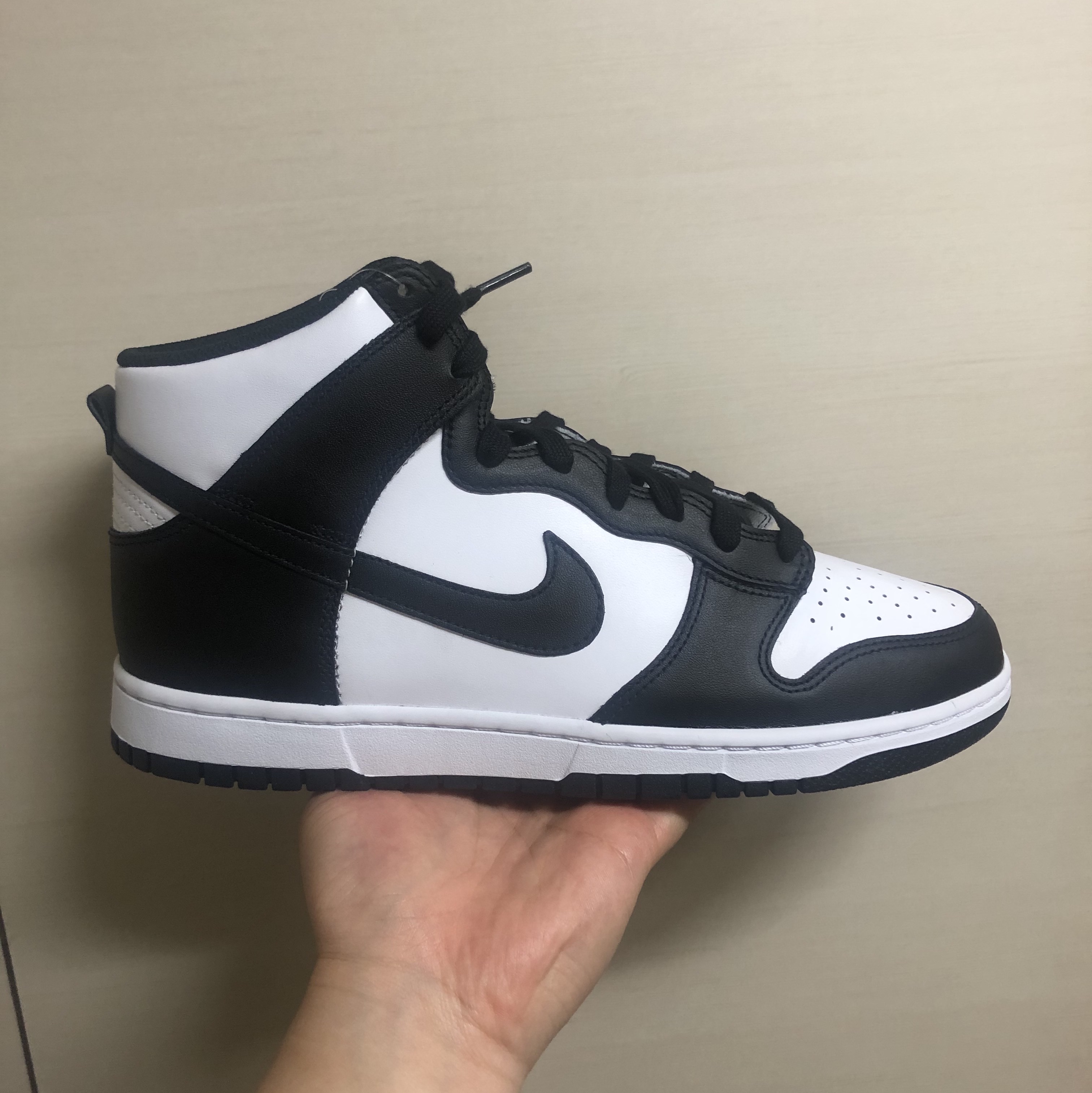 Nike Dunk High Retro Black and White 착용 스타일 - 2