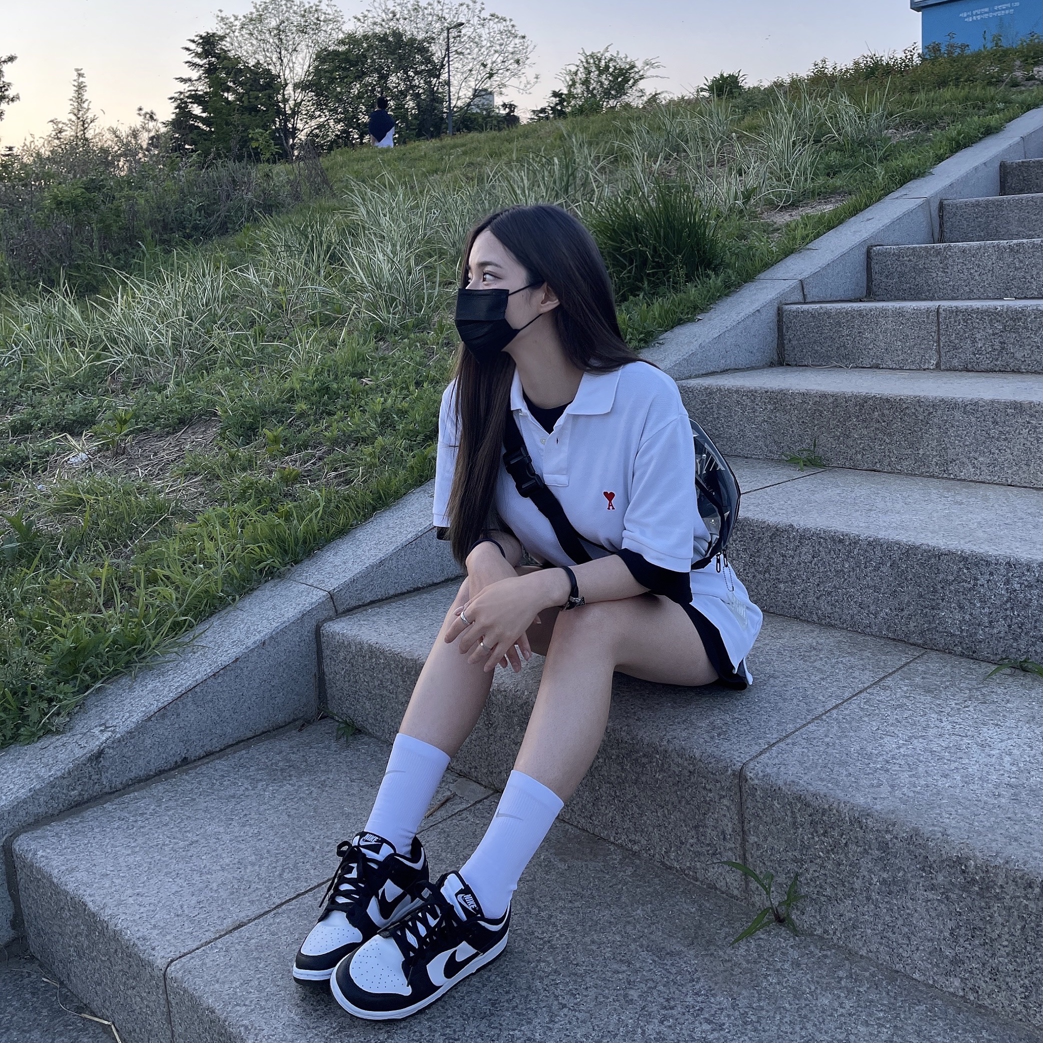 (W) Nike Dunk Low Black, AMI de Coeur Polo Shirt White Blanc 착용 스타일