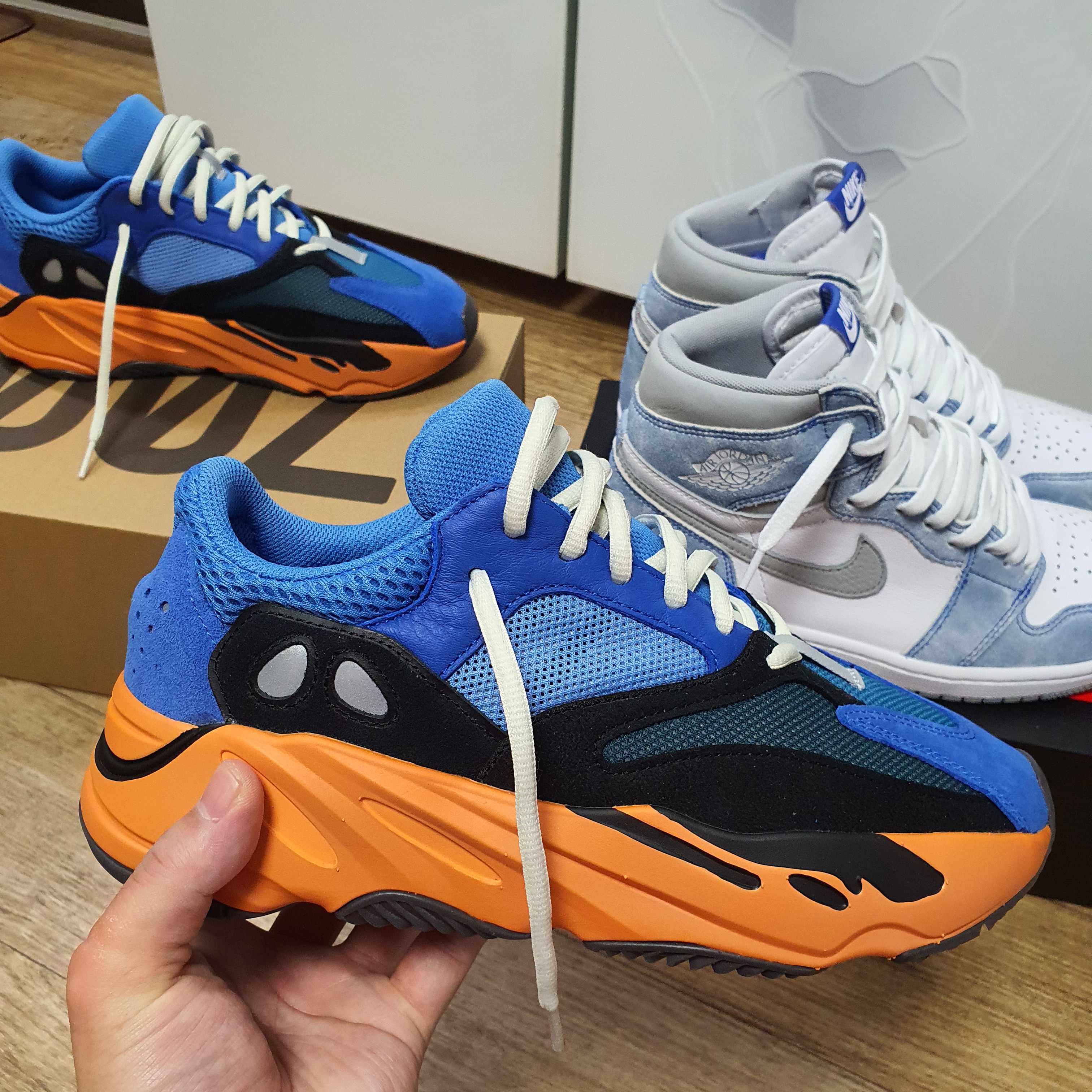 Jordan 1 Retro High OG Hyper Royal, Adidas Yeezy Boost 700 Bright Blue 착용 스타일 - 4