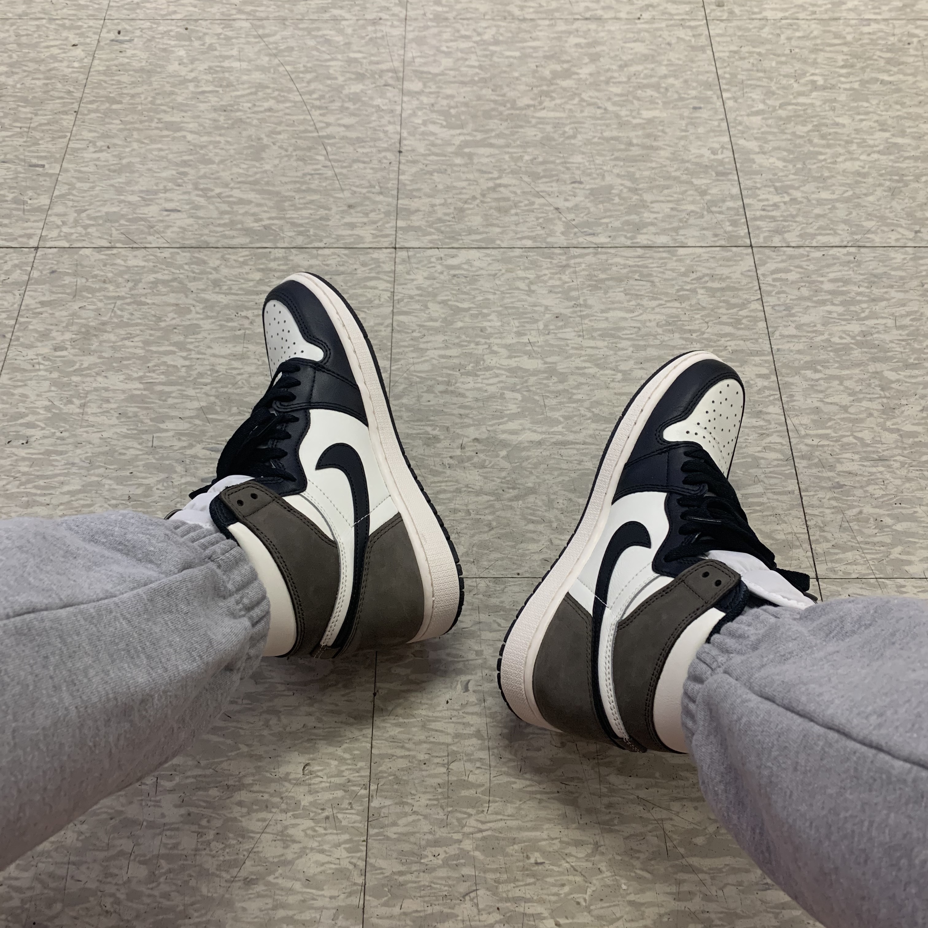 Jordan 1 Retro High OG Black Mocha 착용 스타일 - 1