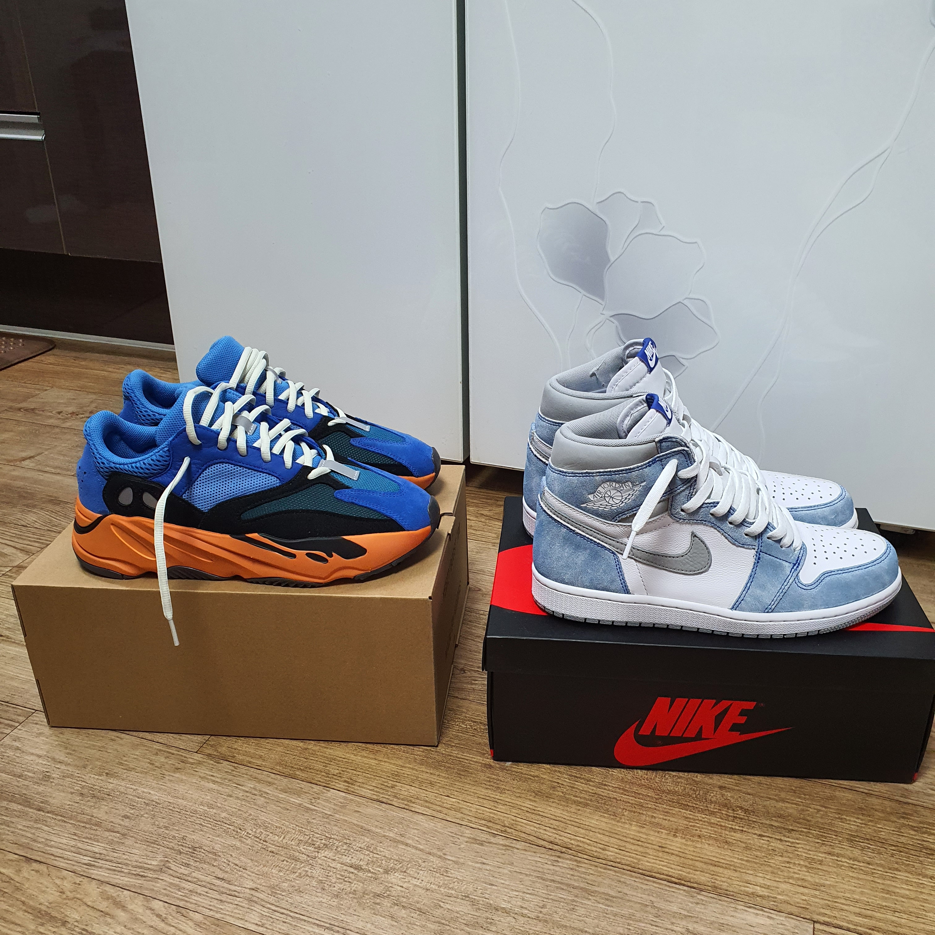 Jordan 1 Retro High OG Hyper Royal, Adidas Yeezy Boost 700 Bright Blue 착용 스타일 - 1