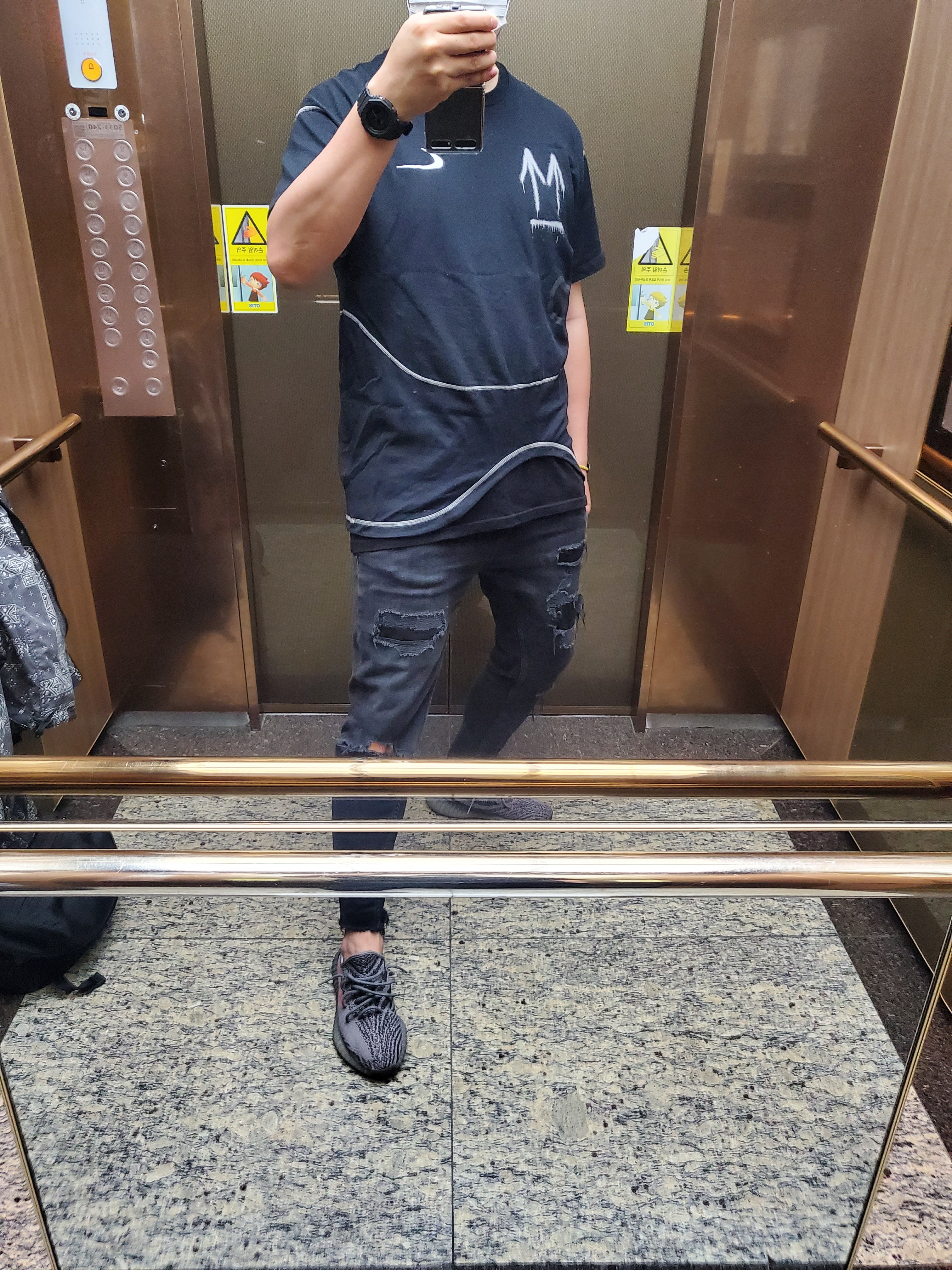 Nike x Off-White NRG RU Short Sleeve T-Shirt, Adidas Yeezy Boost 350 V2 Beluga 2.0 착용 스타일