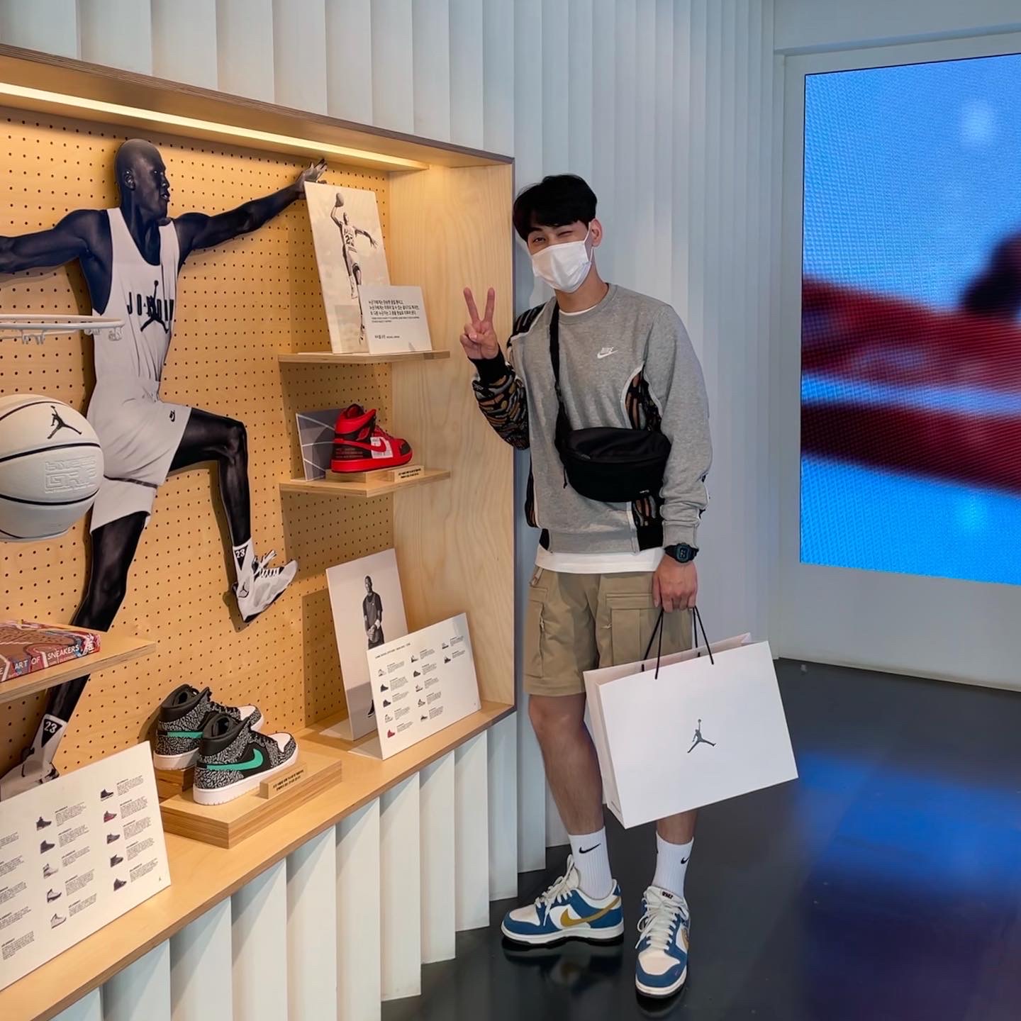 Nike x Kasina Dunk Low 80's Bus, Jordan 1 Retro High OG Hyper Royal 착용 스타일