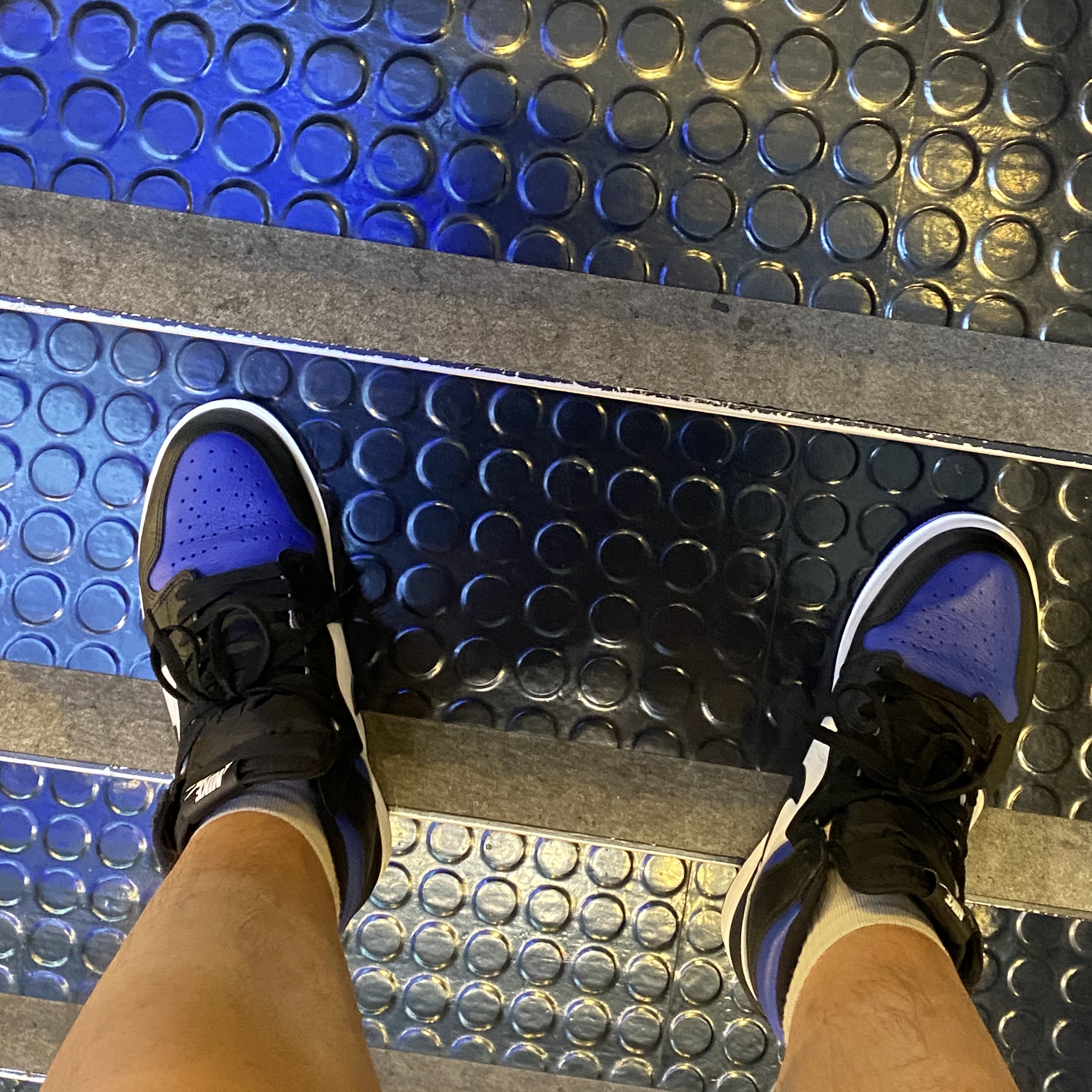 Jordan 1 Retro High OG Royal Toe, Essentials 3D Silicon Applique Boxy Long Sleeve T-Shirt Dark Slate/Black 2020 착용 스타일 - 2