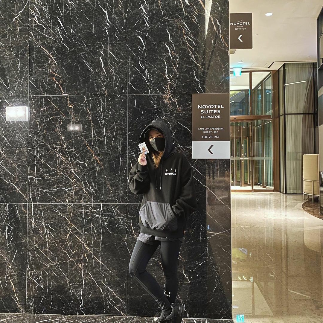IAB Studio Woven Hoodie Black 착용 스타일 - 3