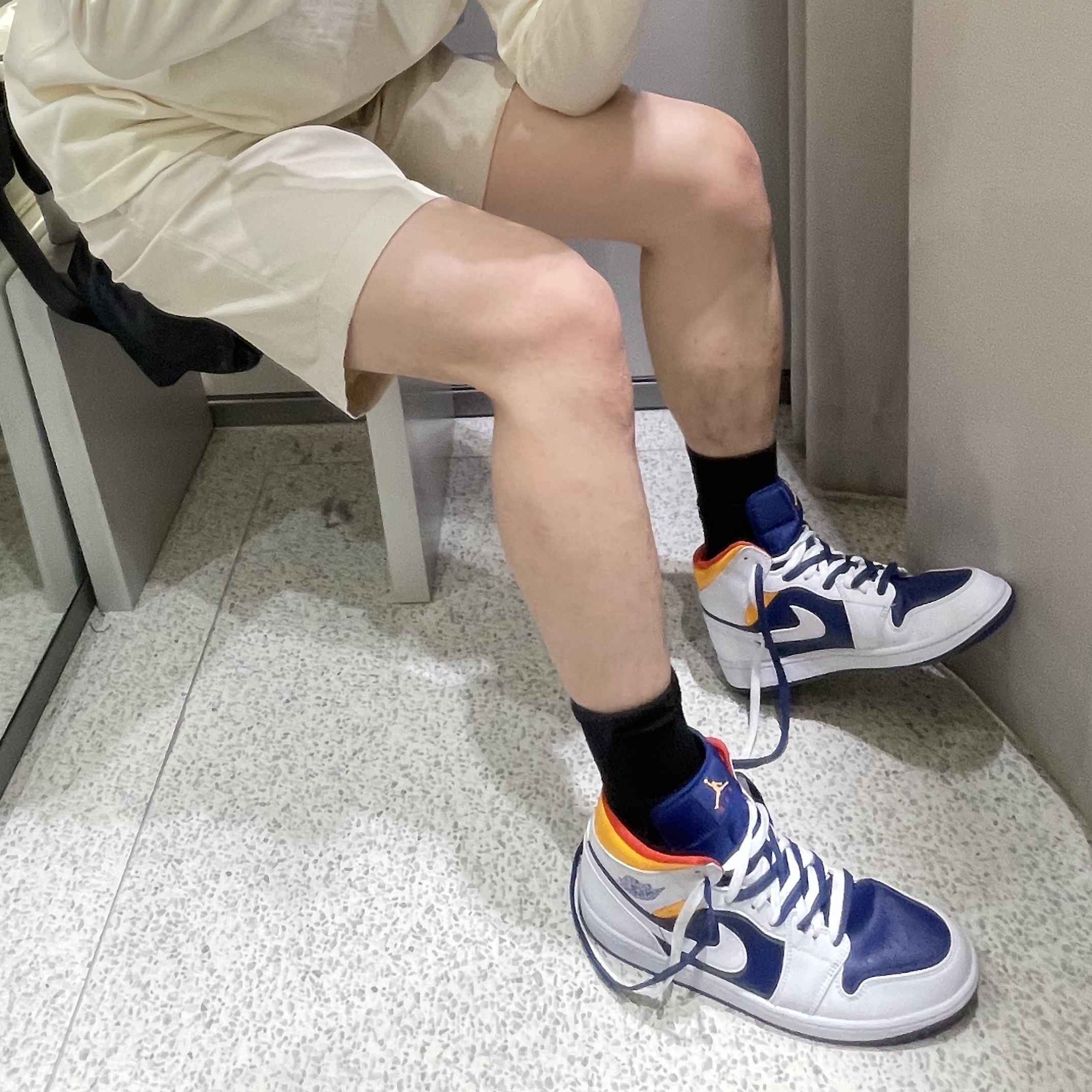 Jordan 1 Mid Deep Royal Blue Laser Orange 착용 스타일 - 3